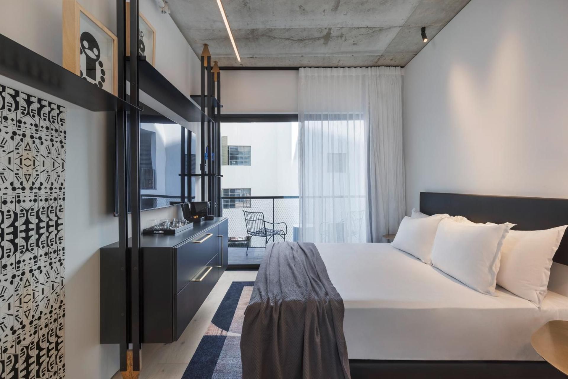 Gymnasia Room with Balcony