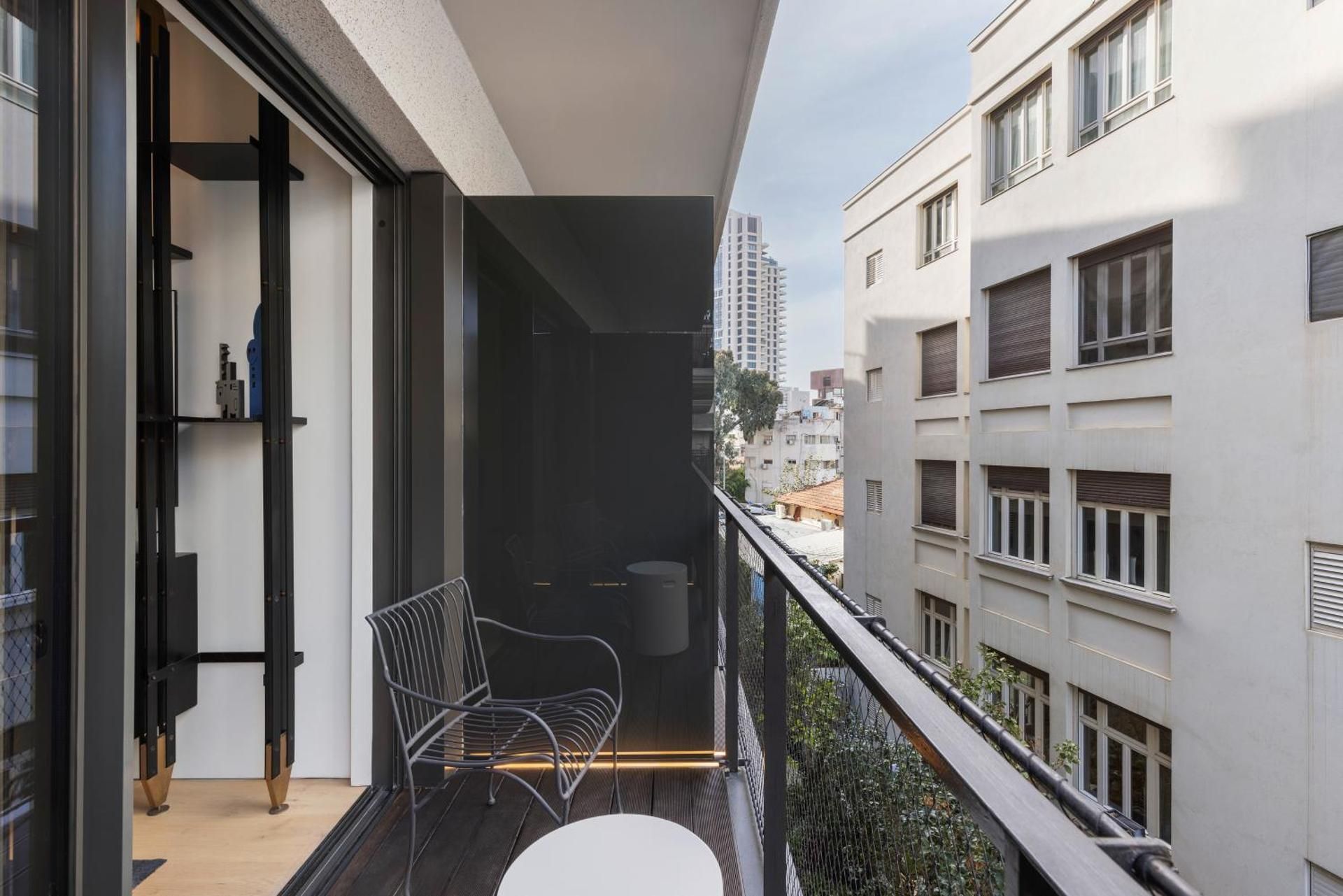 Gymnasia Room with Balcony