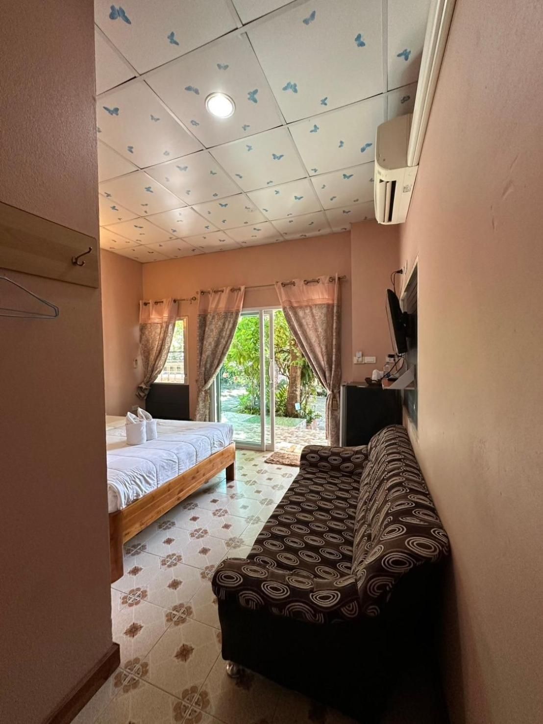 Queen Room with Garden View