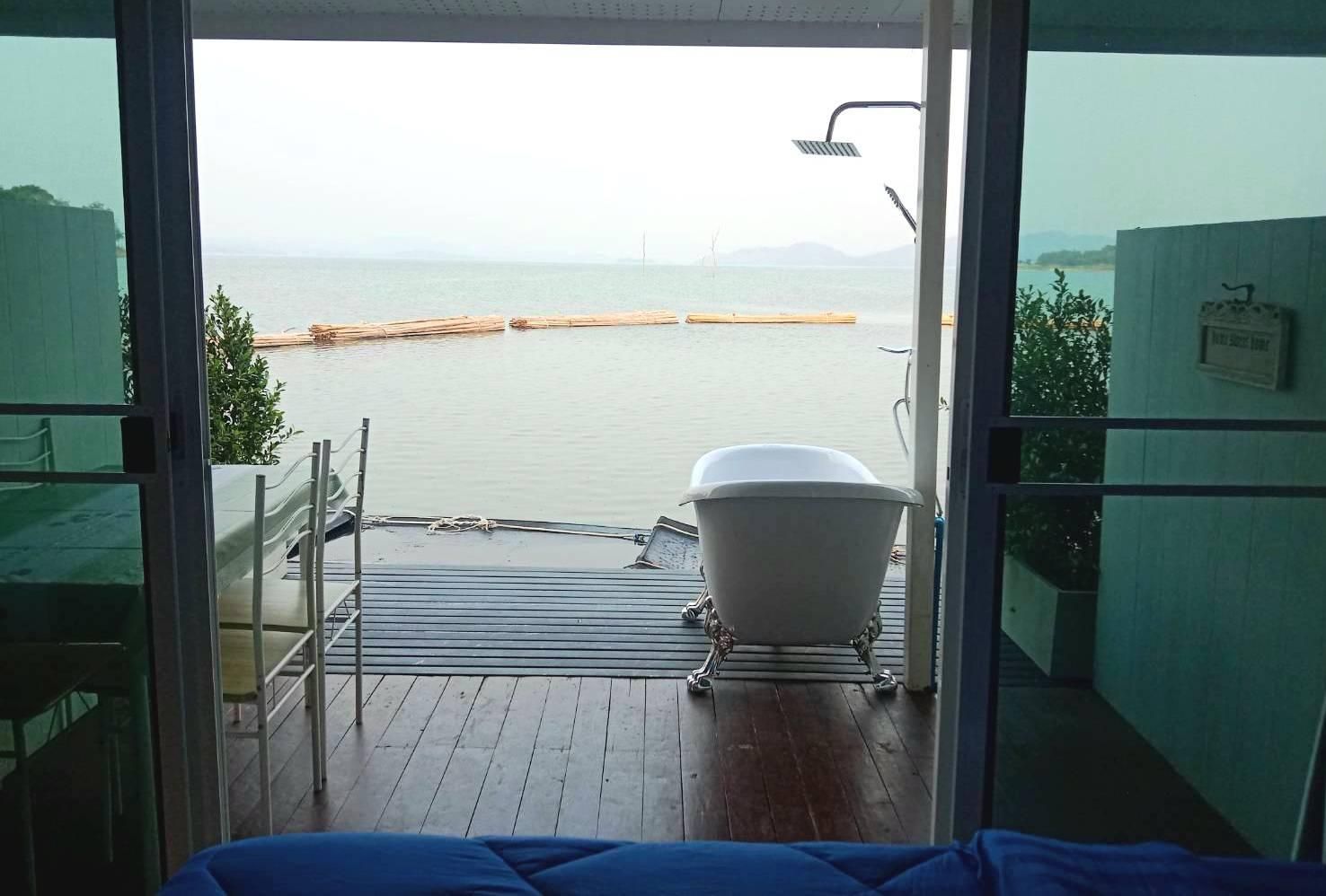 Chomtawan Raft Lake View Family Room with Balcony 3