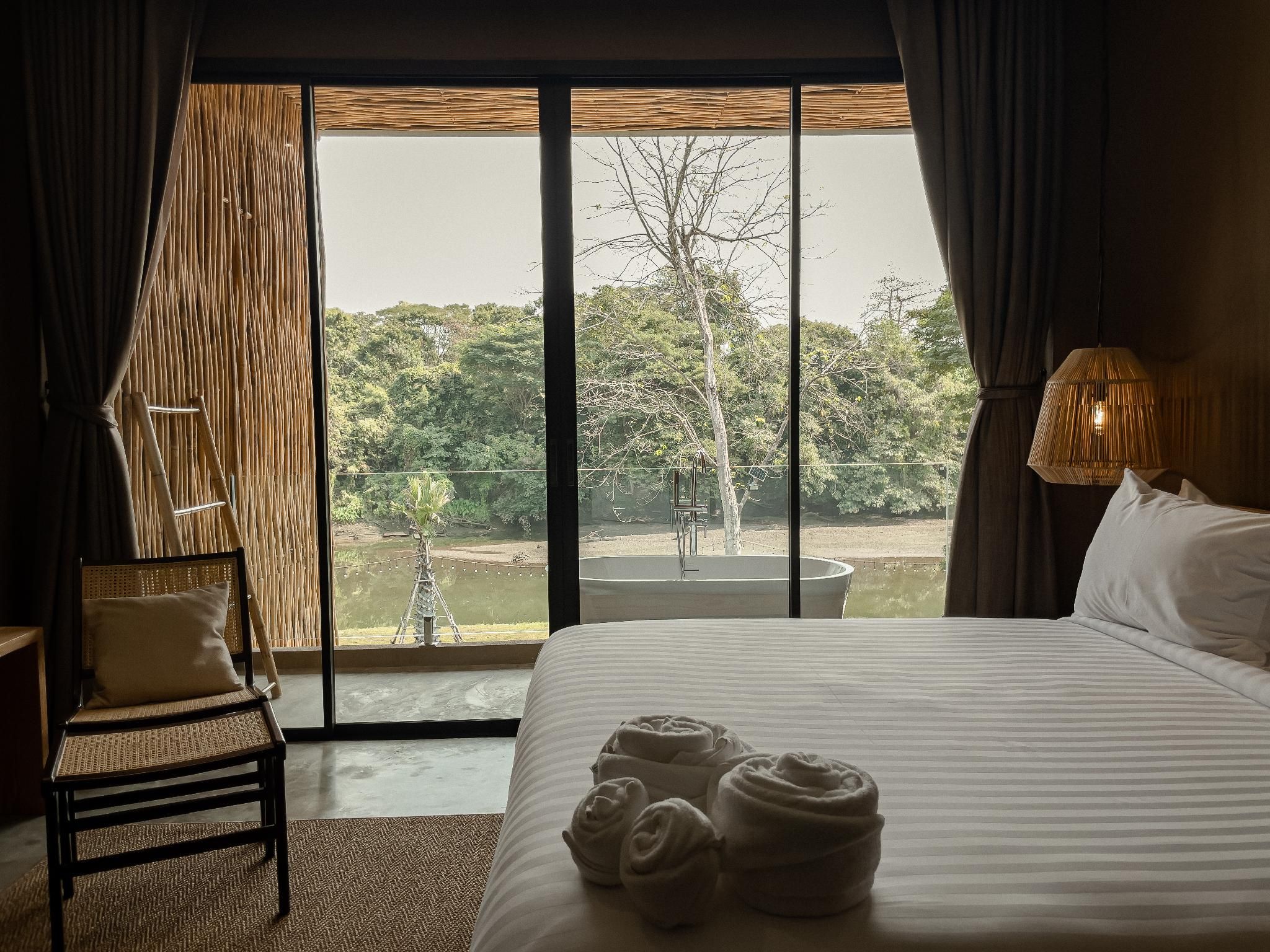 Historykan Kanchanaburi Hotel Deluxe Balcony 2