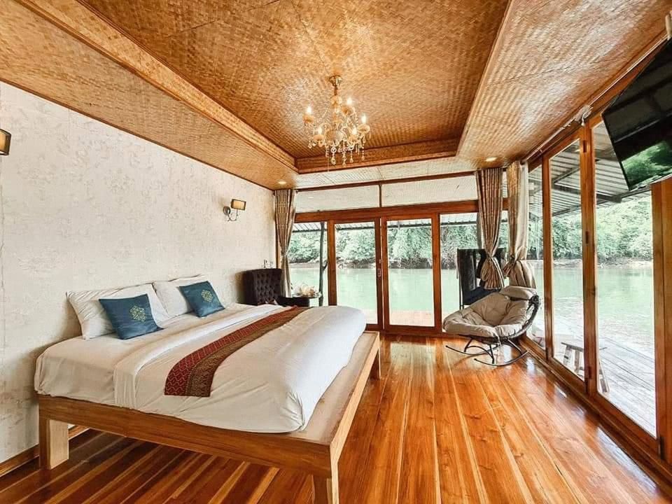Deluxe River View Raft