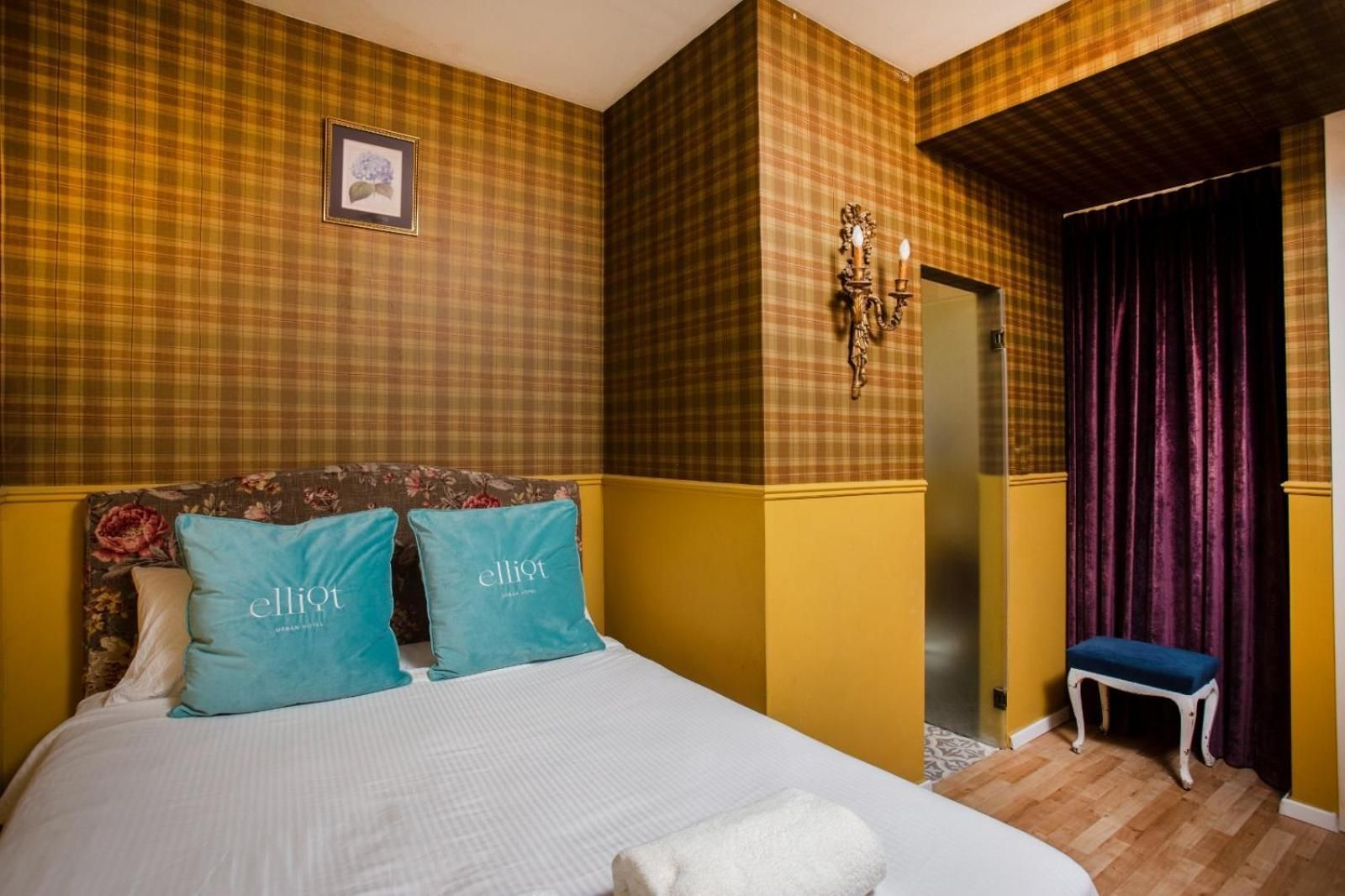 Classic Double Room with Internal Window 