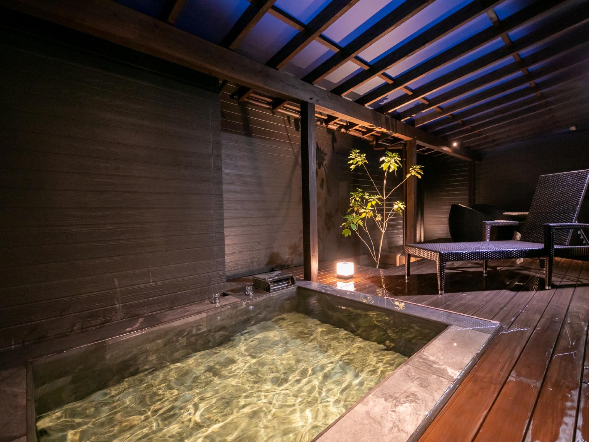 Suite with 4 Single Beds and Private Bath - Non-Smoking
