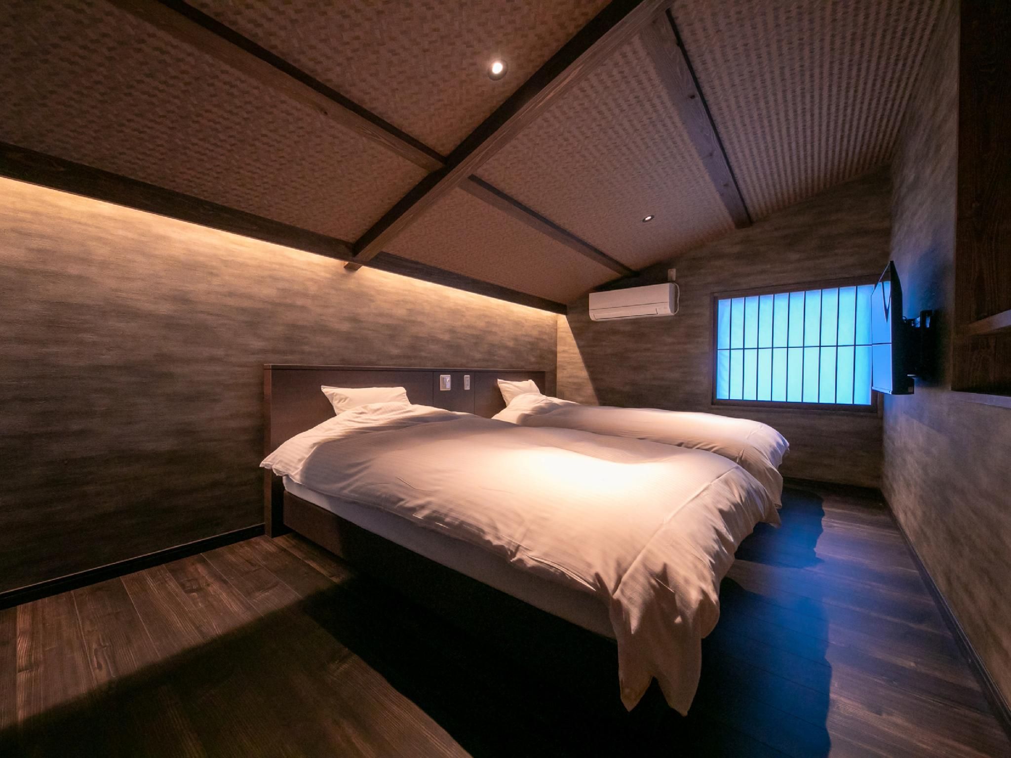 Maisonette with 4 Single Beds and Private Bath - Non-Smoking