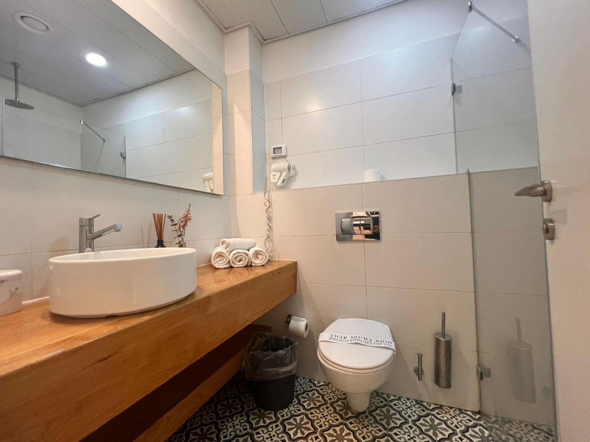 SMALL DOUBLE OR TWIN ROOM