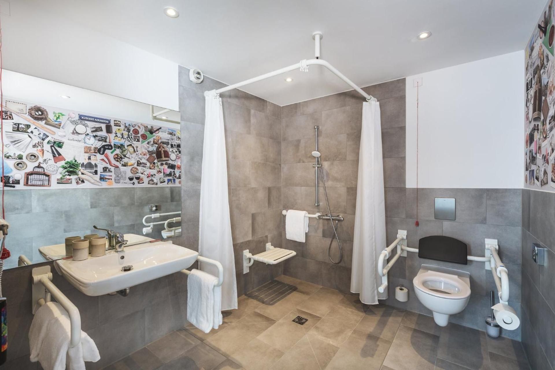 Standard Queen Room - Mobility Accessible