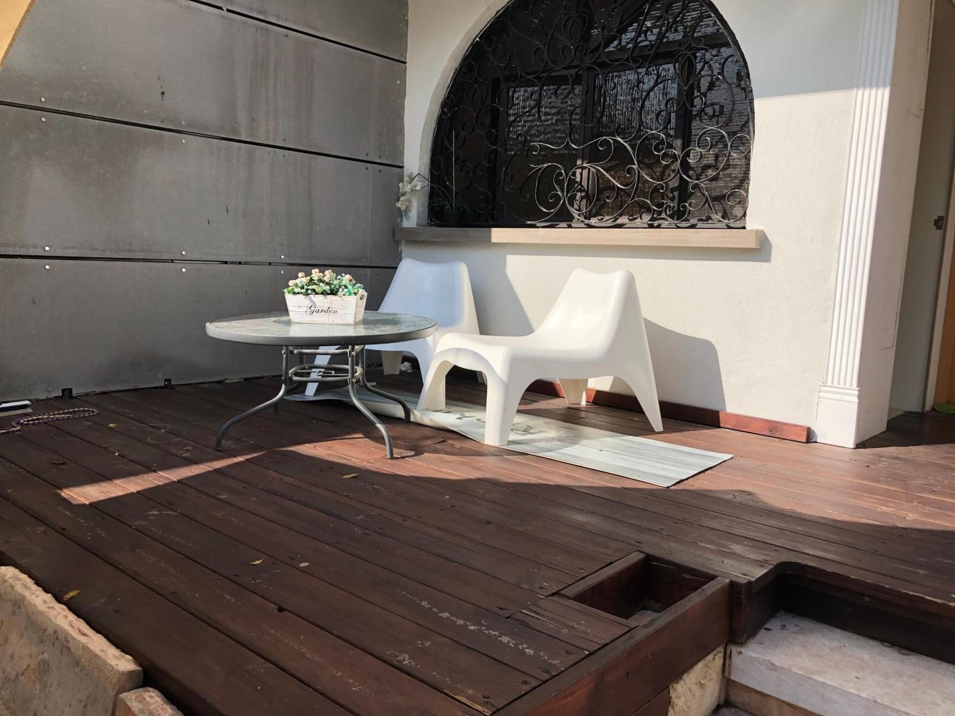 Emile zola One-Bedroom House 2