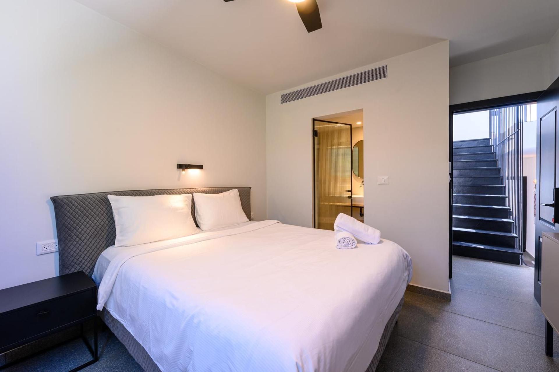 Queen Suite with Pool View