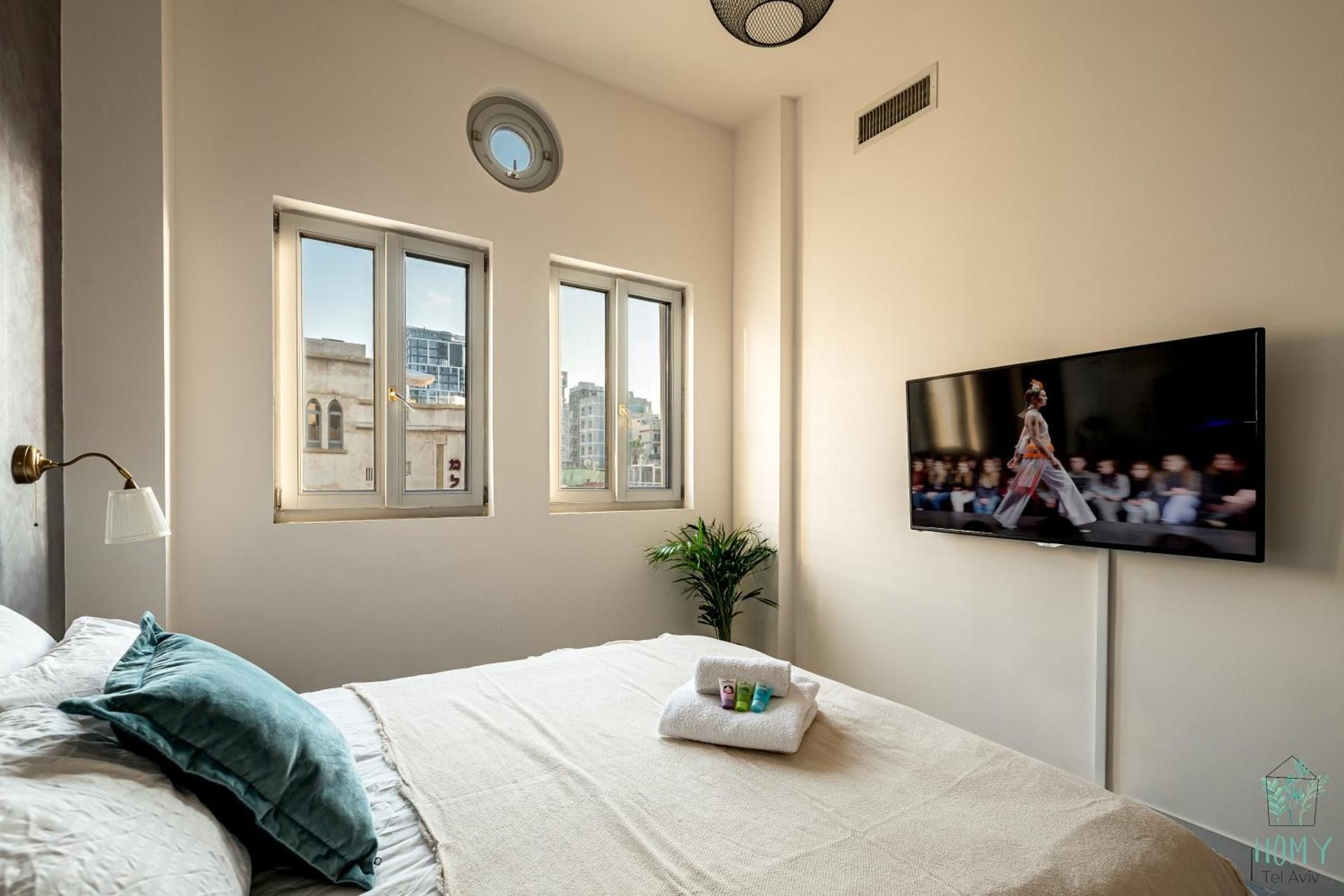 3-Bedroom Apartment with Sea View (Hayarkon 52)