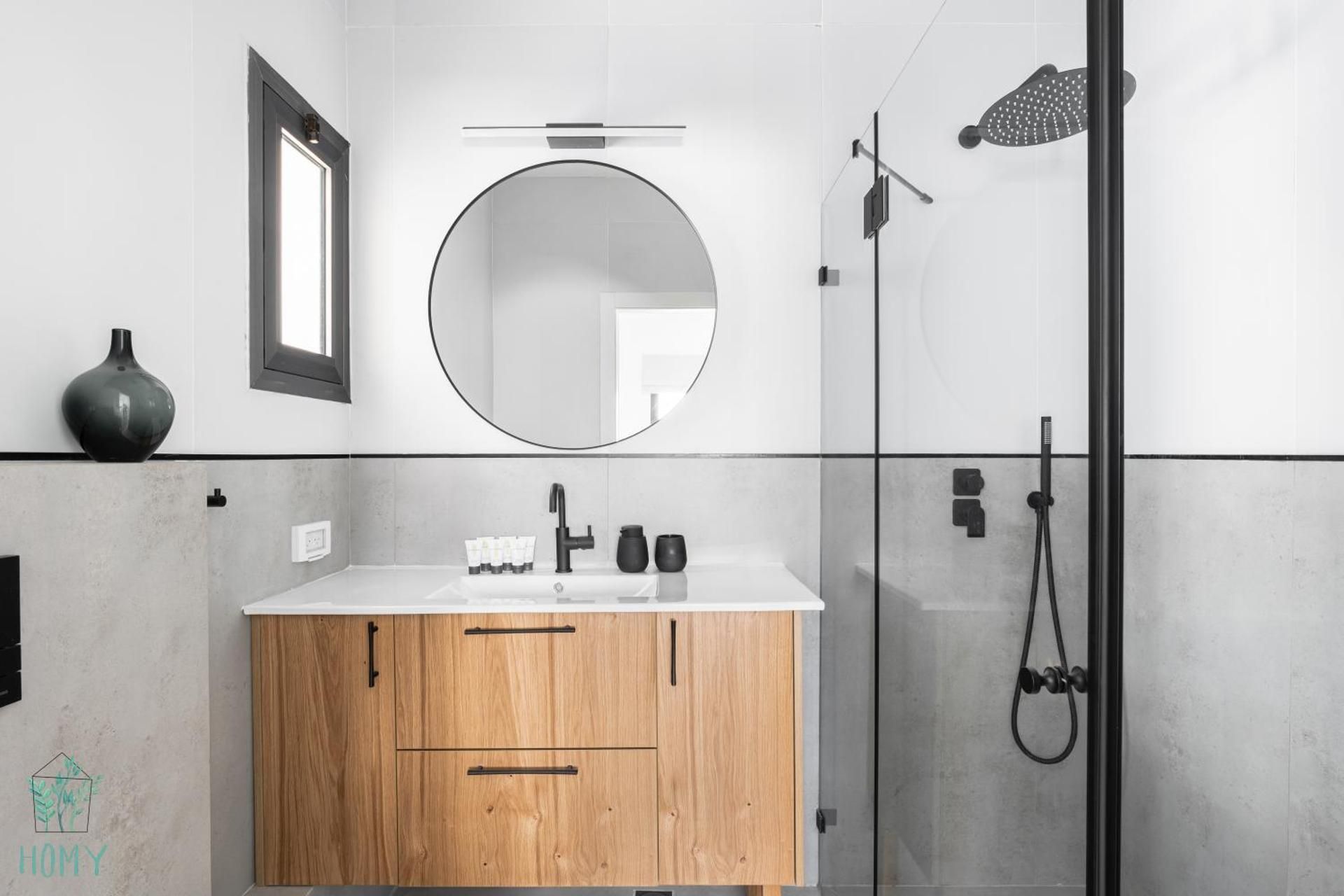2-Bedroom Apartment With Balcony (Yona Hanavi 23)