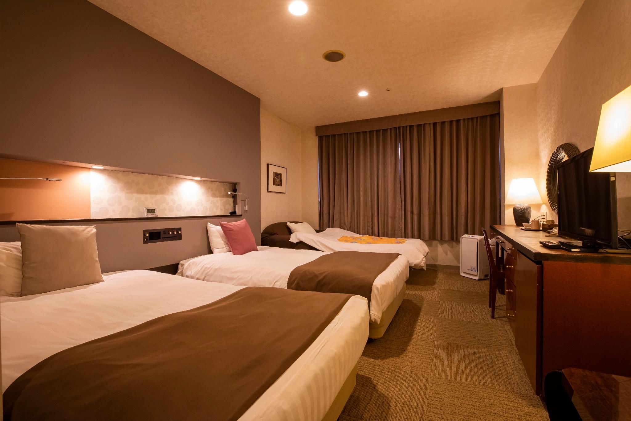 Twin Room with Sofa - Non-Smoking