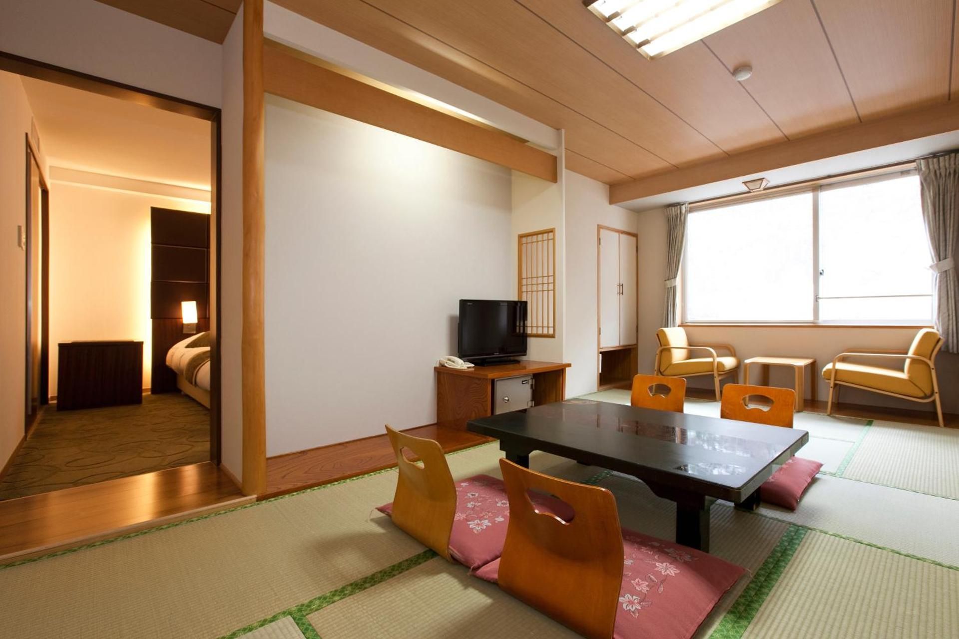 Modern Twin Room with Tatami Area - Non-Smoking
