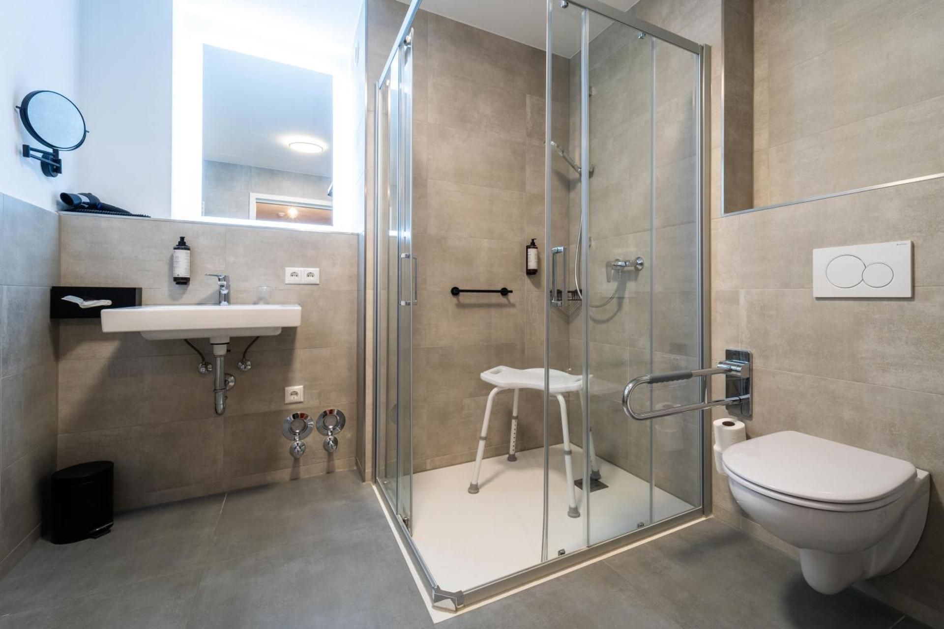 King Room with Roll-In Shower - Disability Access