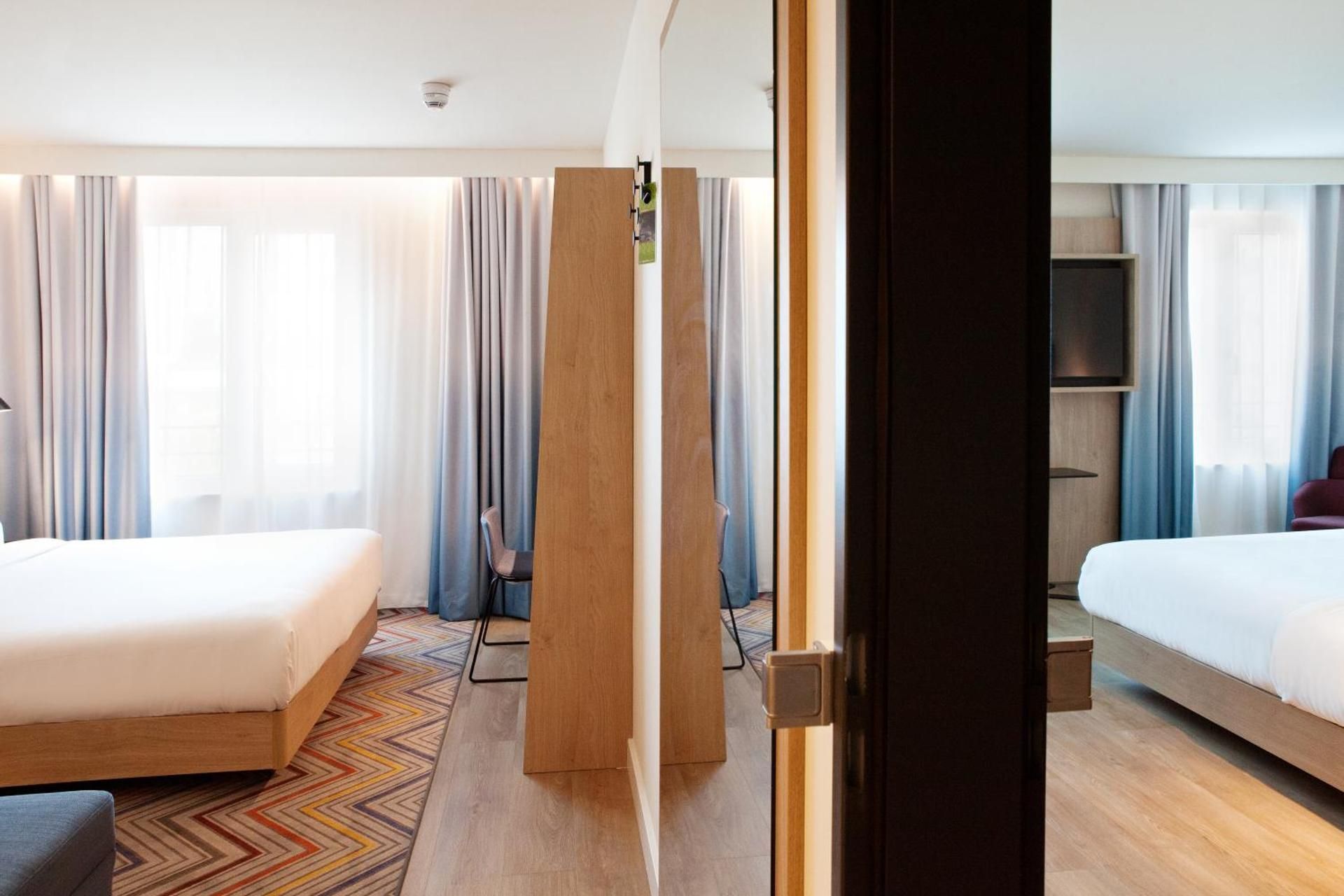 Hampton by Hilton Regensburg Queen Accessible Room 3