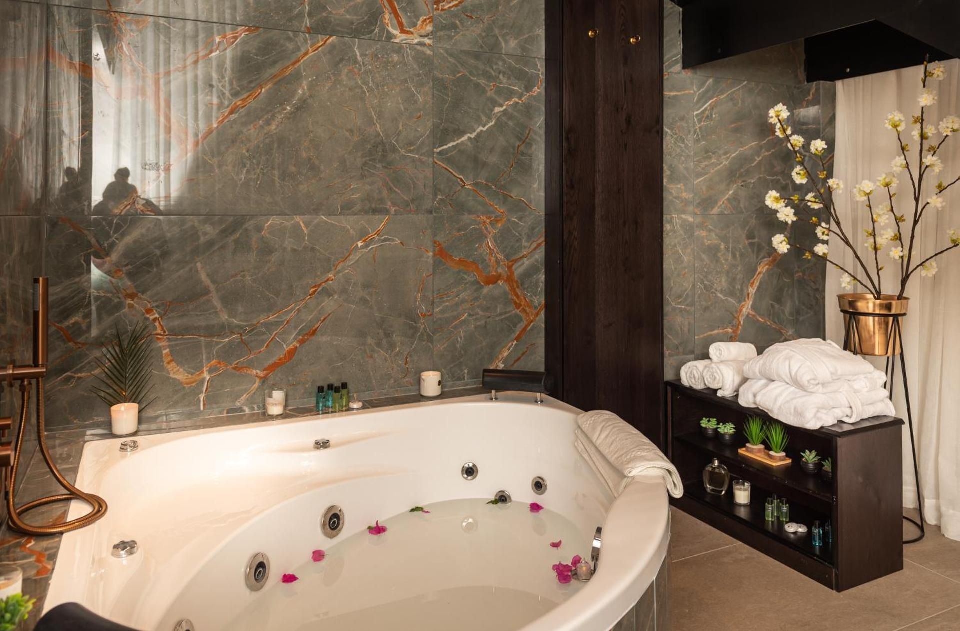 King Suite with Spa Bath