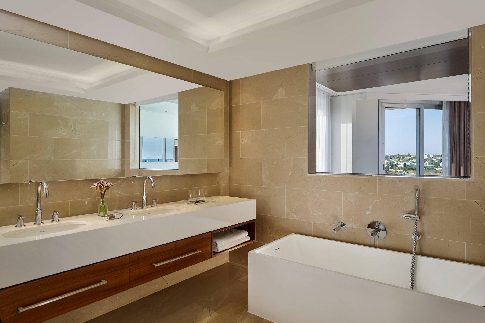 Superior, Guest room, 1 Queen, Partial sea view, Corner room, Balcony