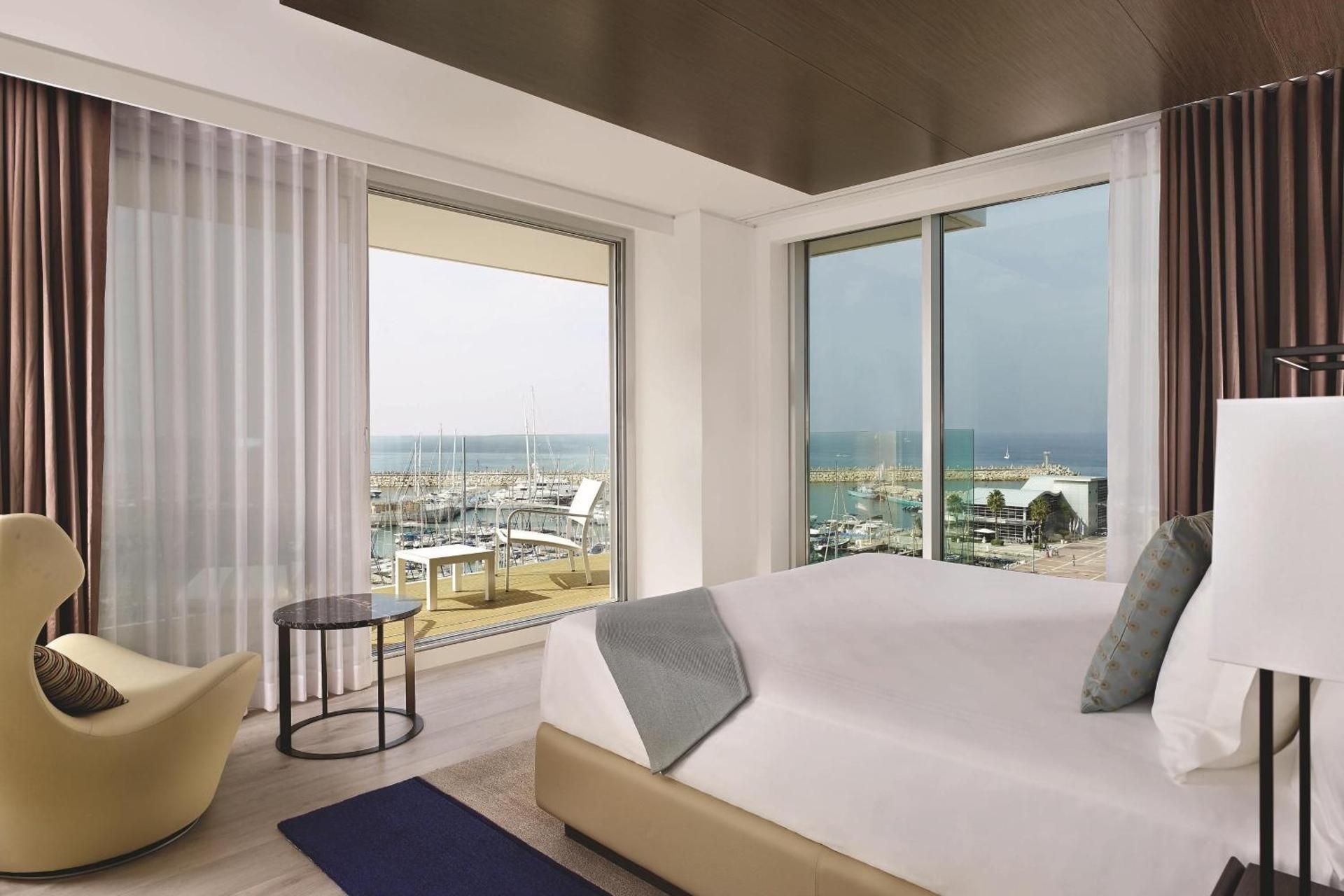 Superior, Guest room, 1 Queen, Partial sea view, Corner room, Balcony