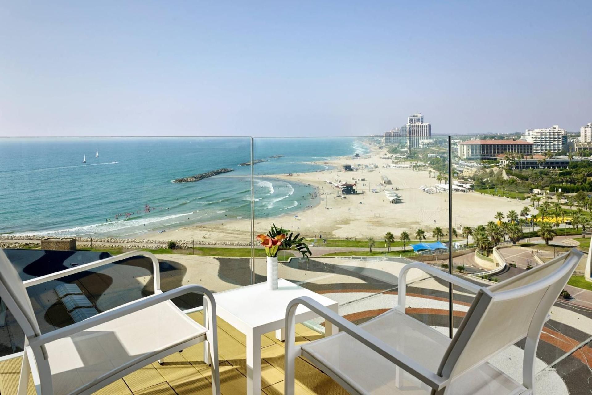 Two Bedroom Suite, Sea view, 1 King and Queen, Balcony