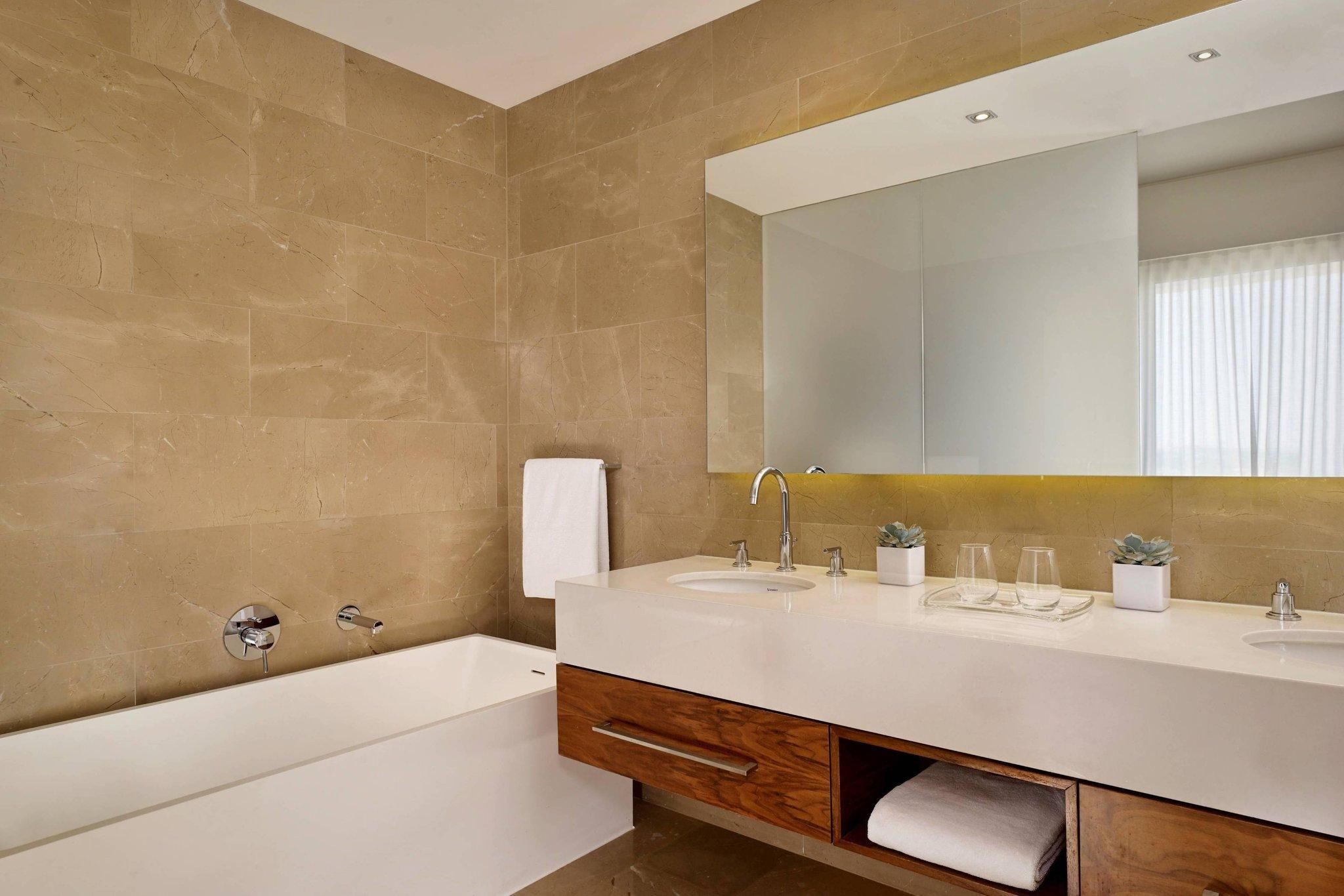 2 Bedroom Penthouse Suite, 2 Bedroom Penthouse Suite, Bedroom 1: 1 Queen, Bedroom 2: 1 Queen