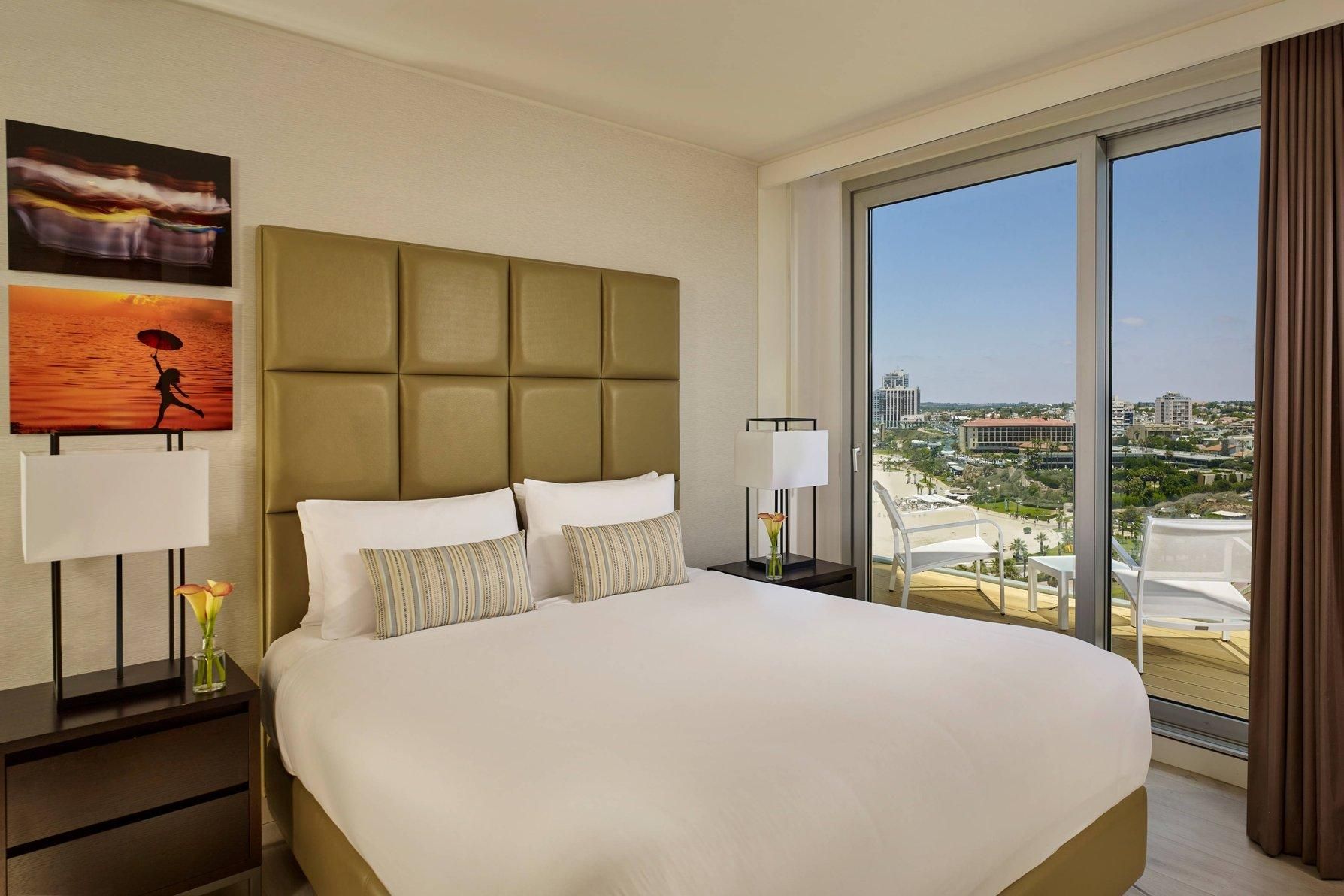 Executive Suite, 1 Bedroom Executive Suite, 1 Queen, Partial Sea View, Balcony