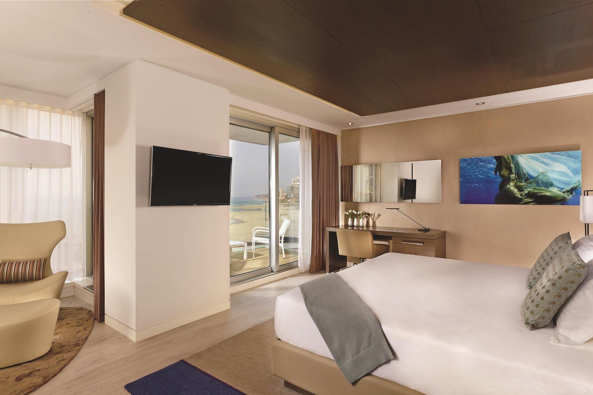 Deluxe Sea View, Larger Guest room, 1 King, Partial sea view, Balcony