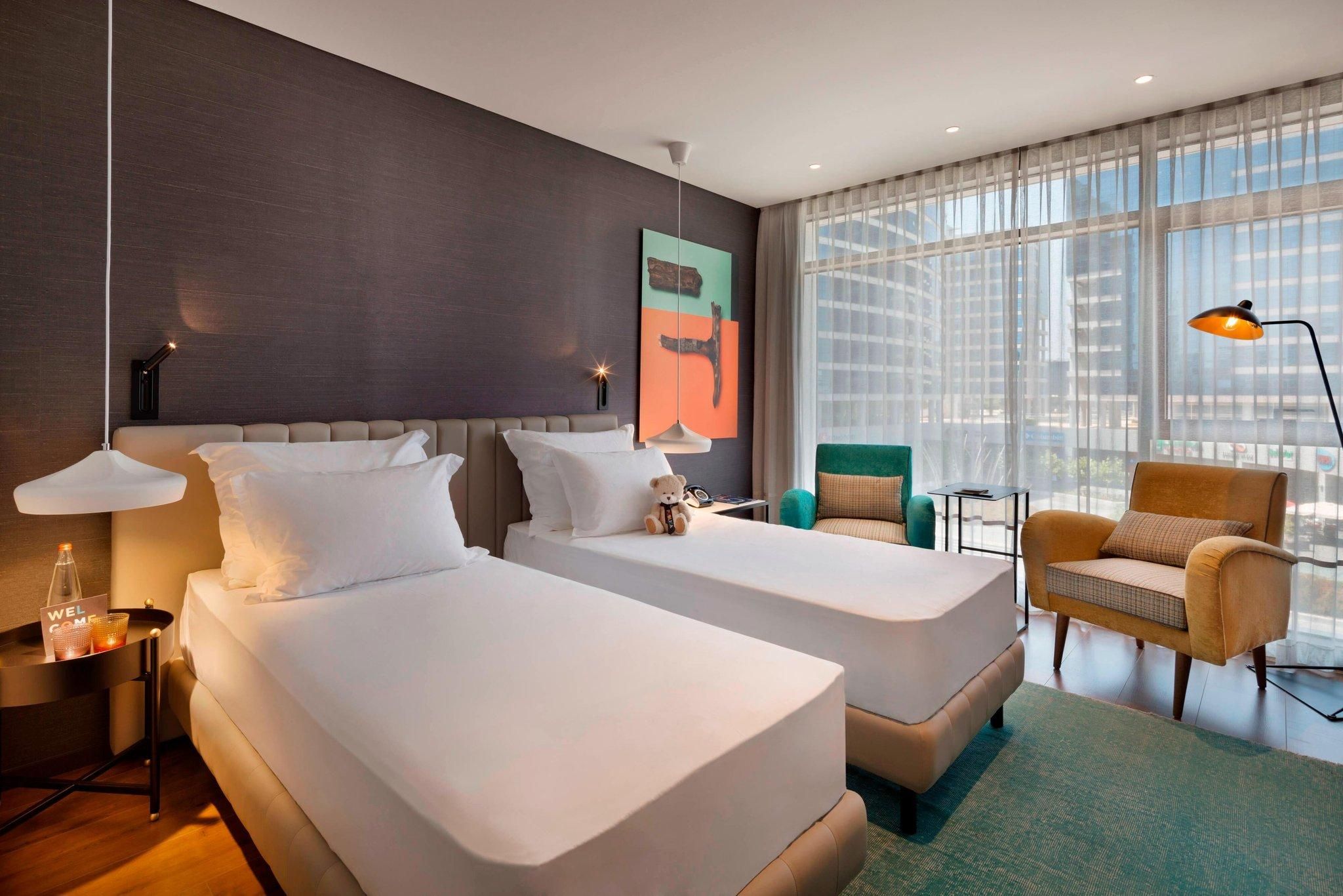 Deluxe Publica, Guest Room, 2 Twin, City View, Mid Floor