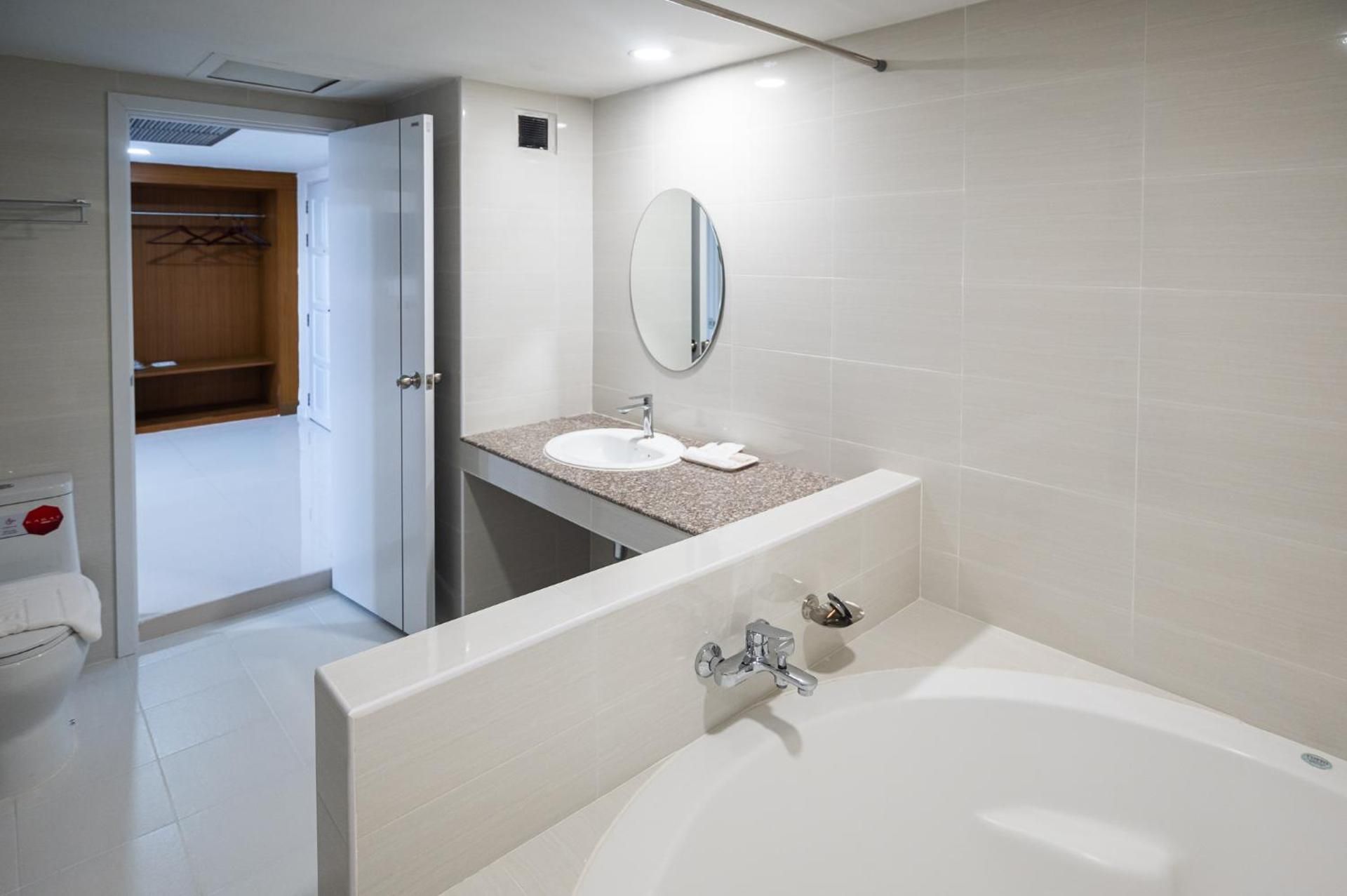 River Hotel - The Outstanding Venues Nakhon Pathom Deluxe Triple Room 3