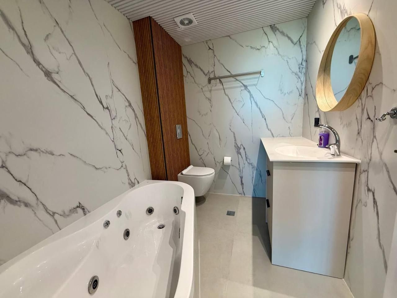 Studio with Spa Bath