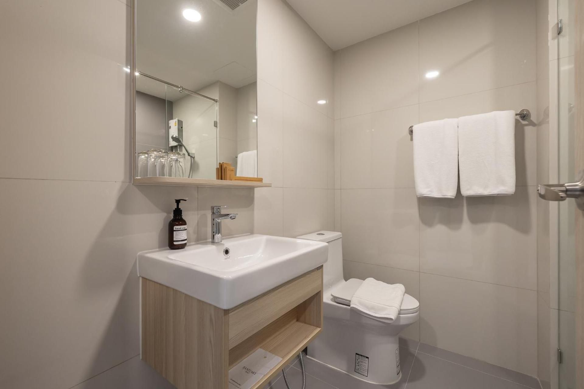 Salaya One Hotel & Service Apartment Deluxe King Bed - Non-Smoking 2