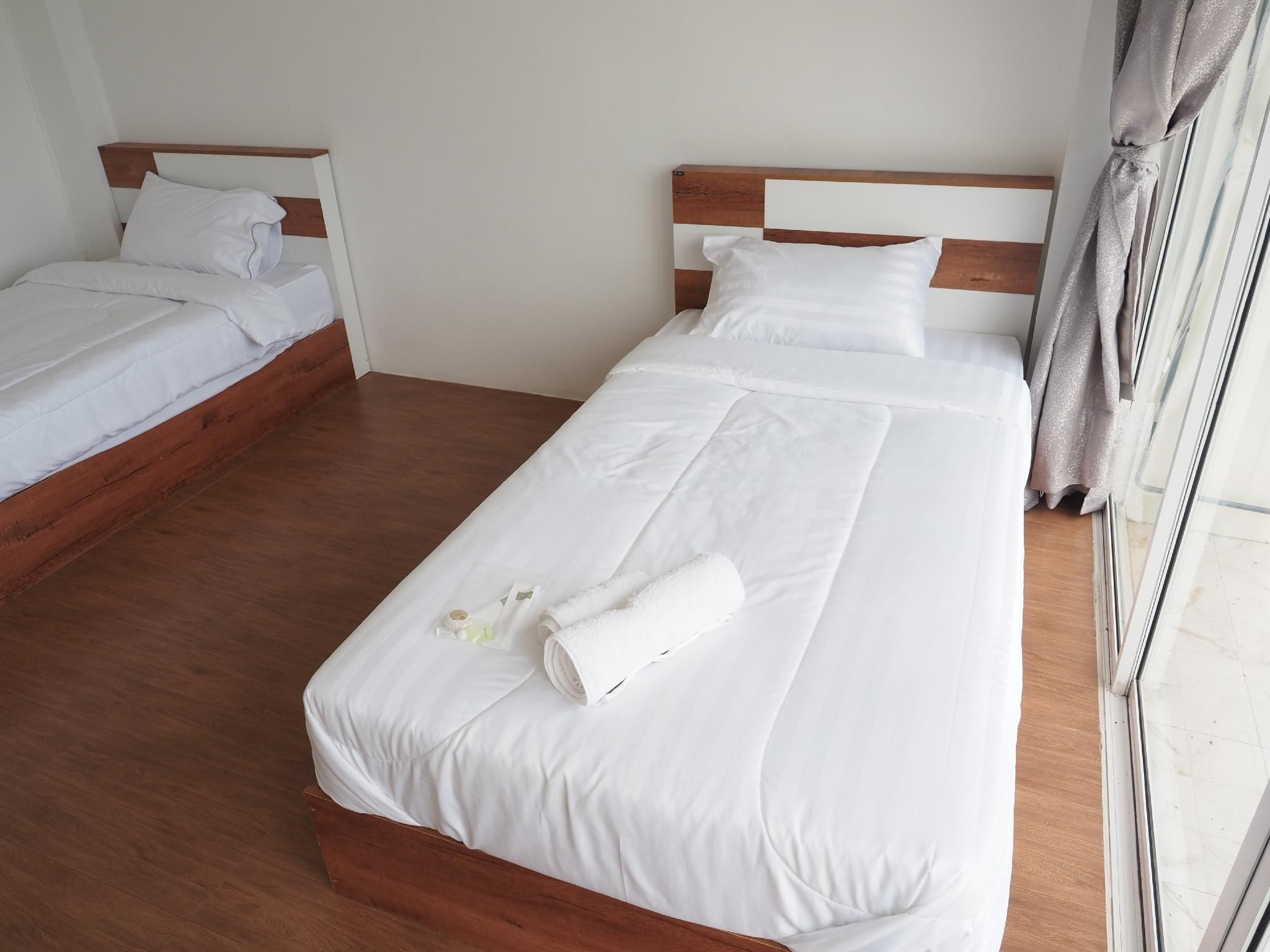 YYK Holiday Rooms Twin Room Shared Bathroom 2