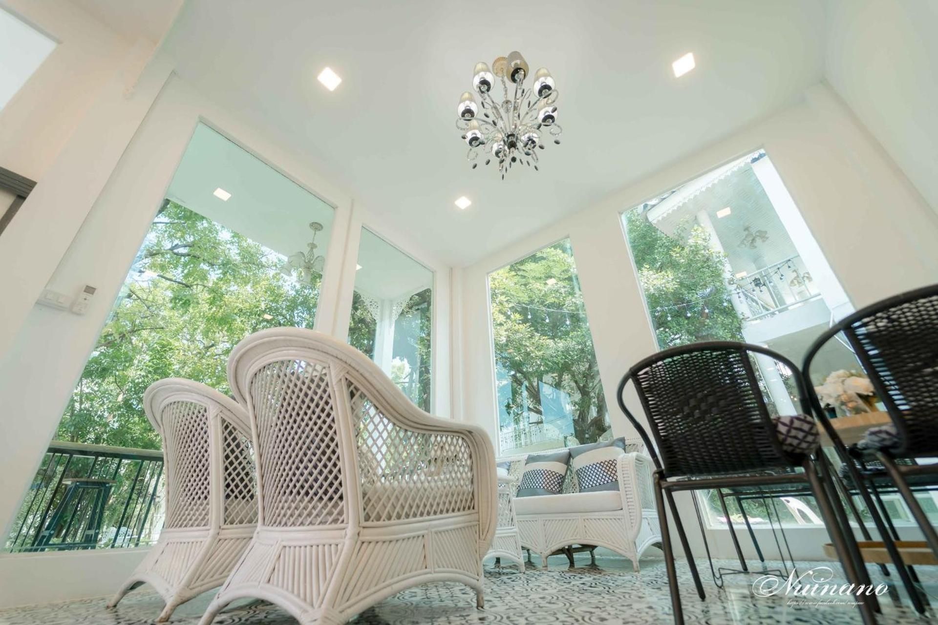 shared lounge/tv area