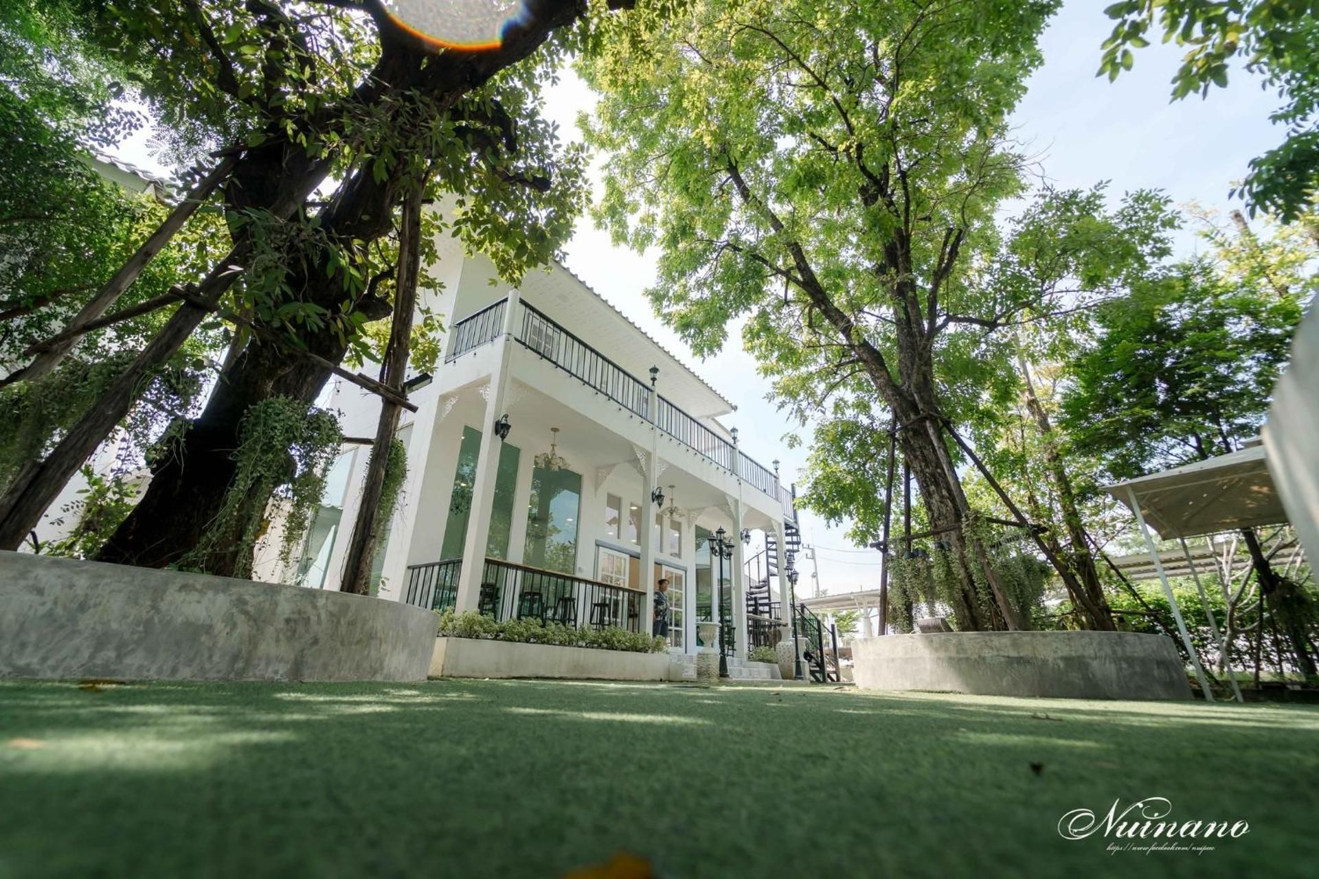 shared lounge/tv area