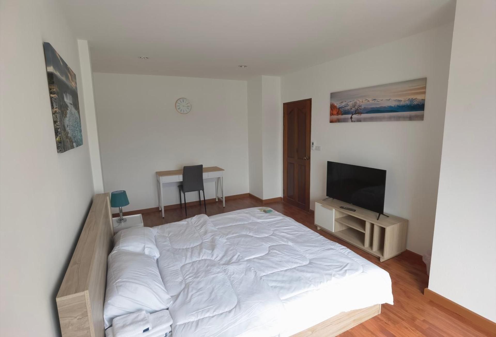 Queen Room with Shared Bathroom
