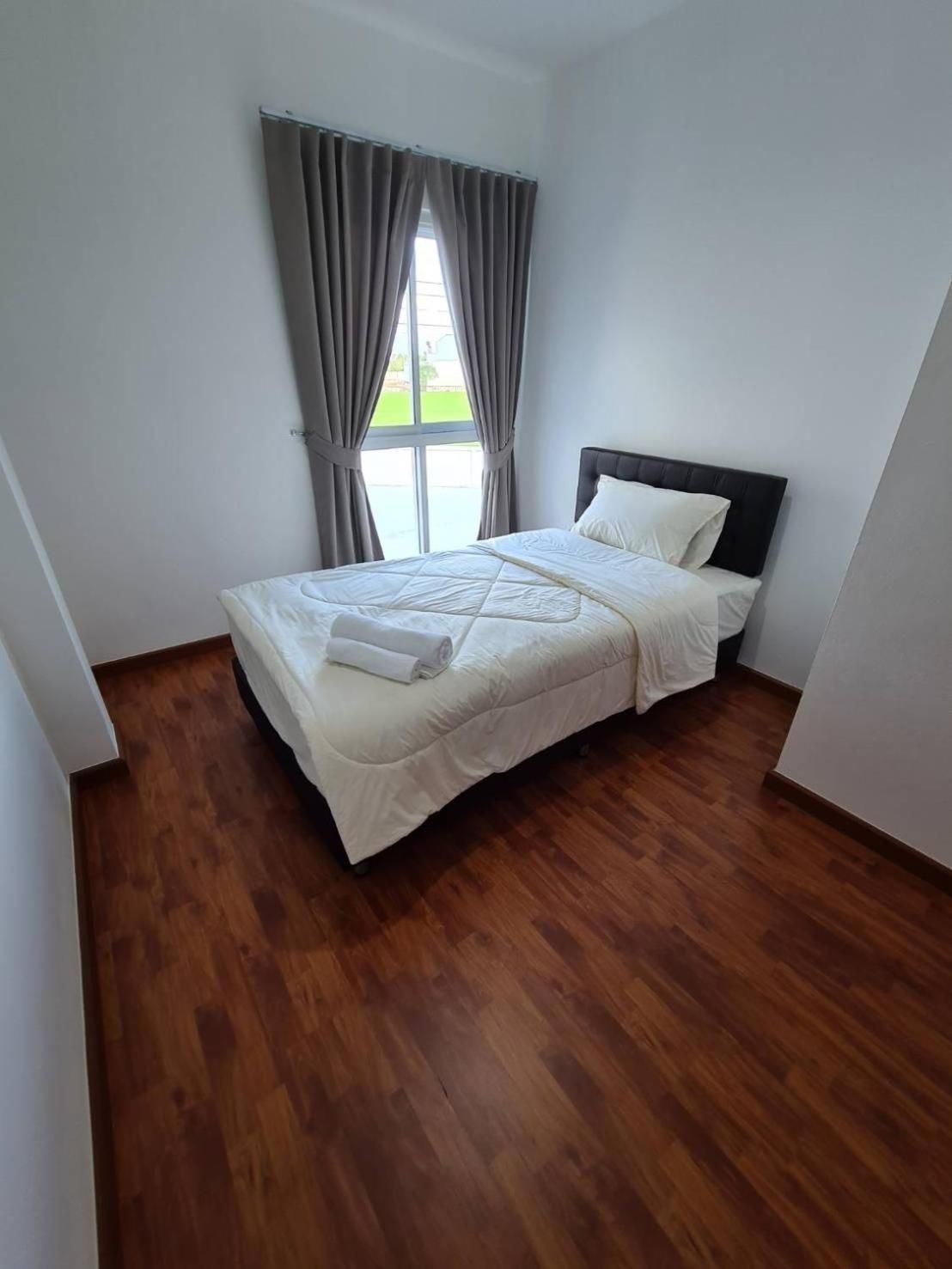 Single Room with Shared Bathroom