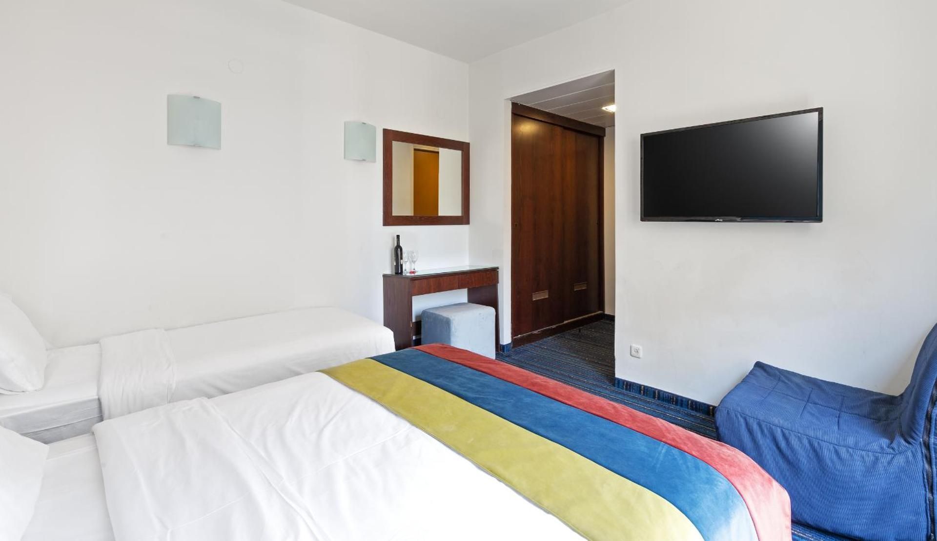 Family Room (2 Adults + 2 Children)