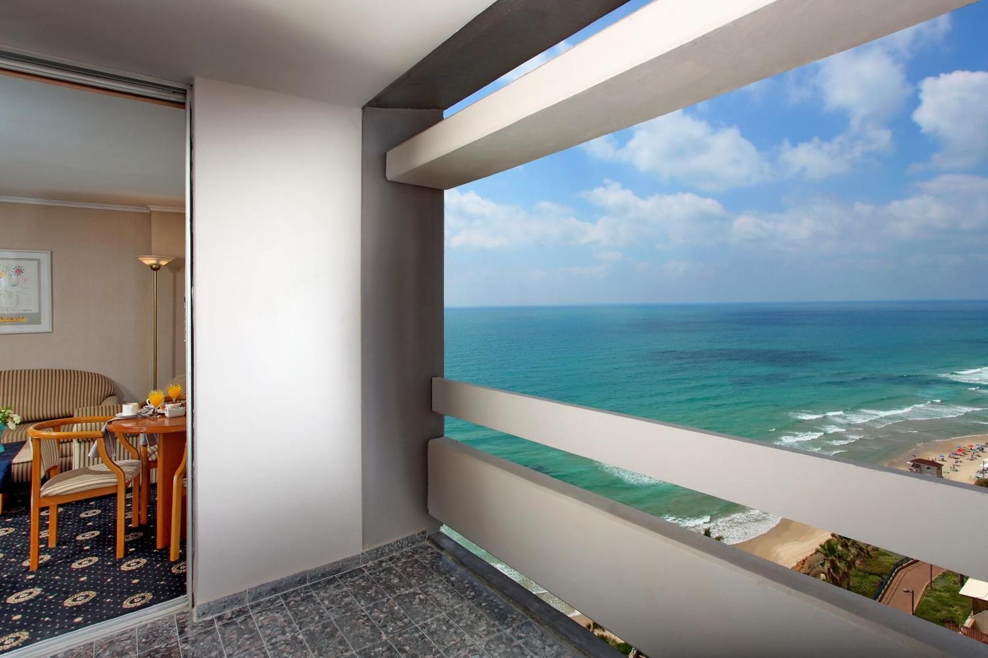 Suite with Sea and Pool View (4 Adults)