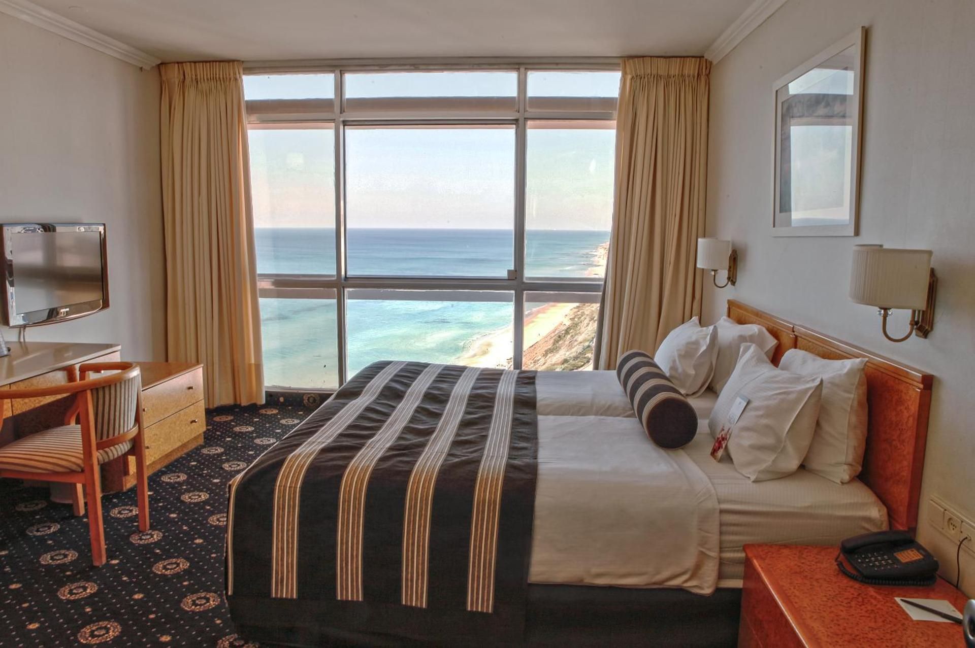 Suite with Sea and Pool View