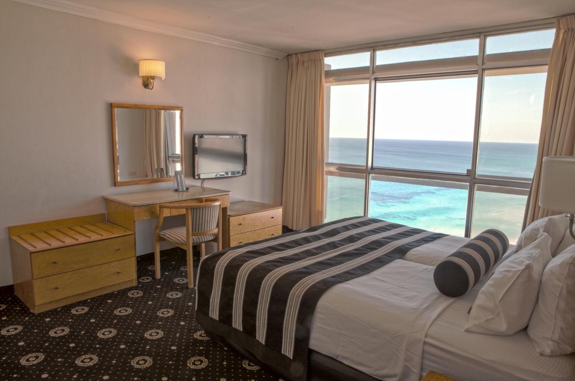 Suite with Sea and Pool View