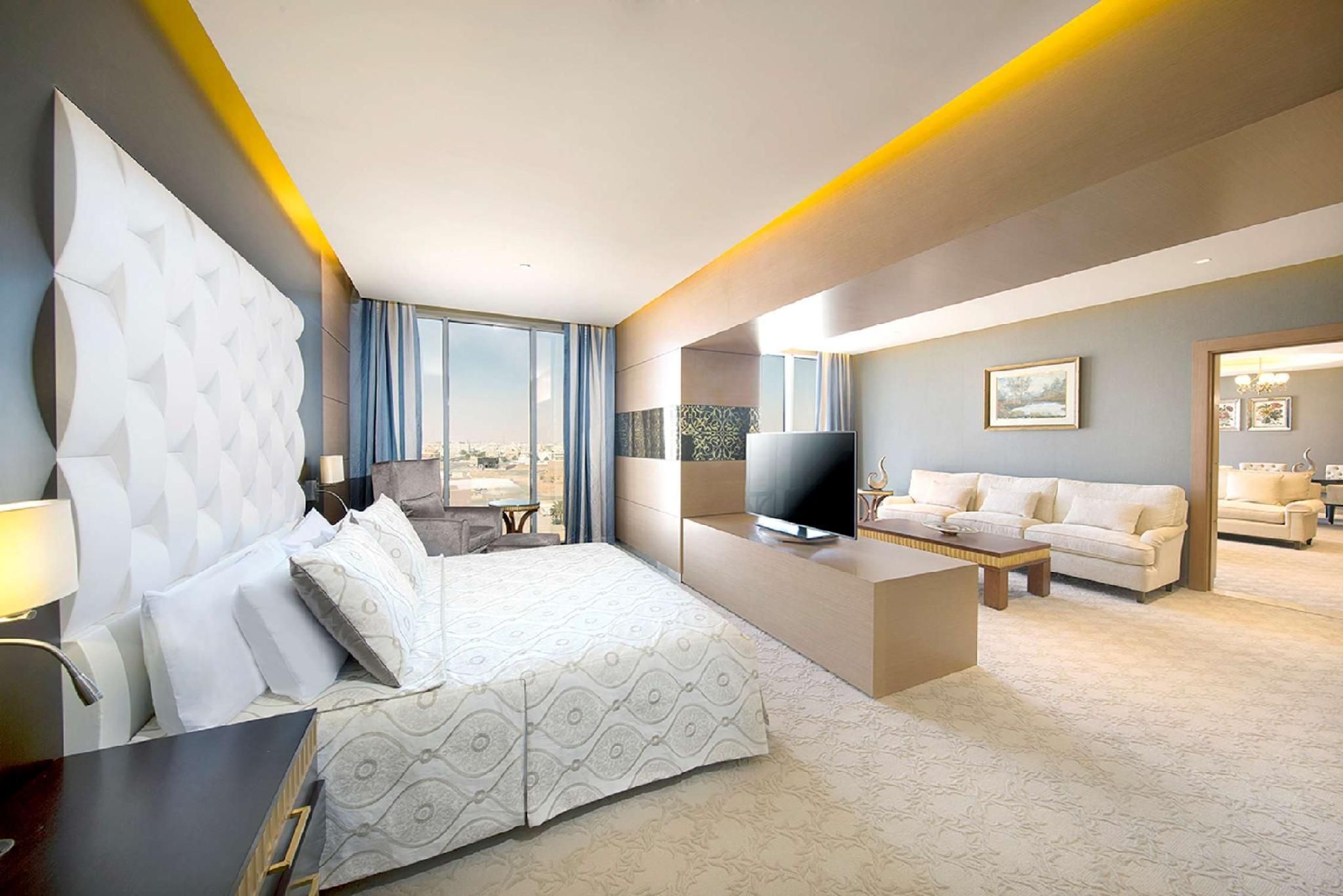 KING DELUXE ONE BEDROOM SUITE AND KITCHENETTE