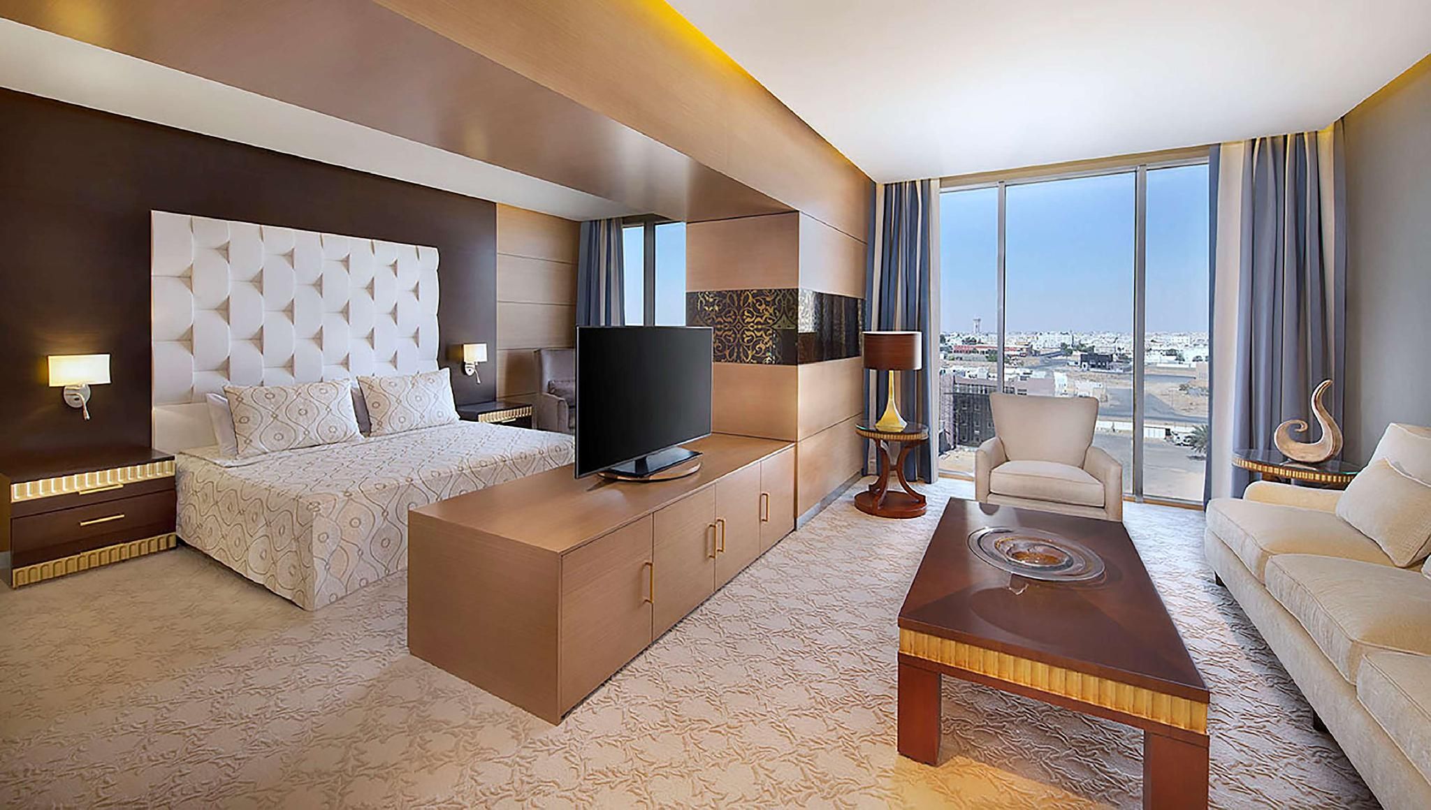 KING DELUXE ONE BEDROOM SUITE AND KITCHENETTE