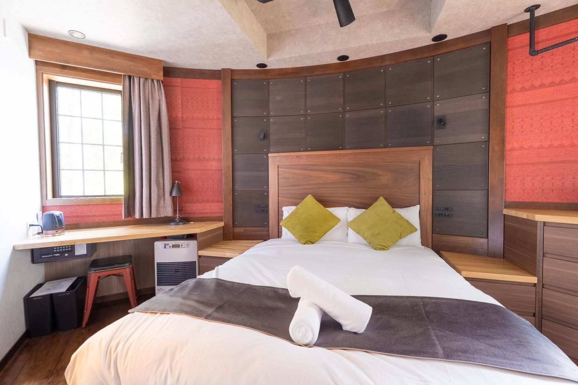 Deluxe Queen Suite