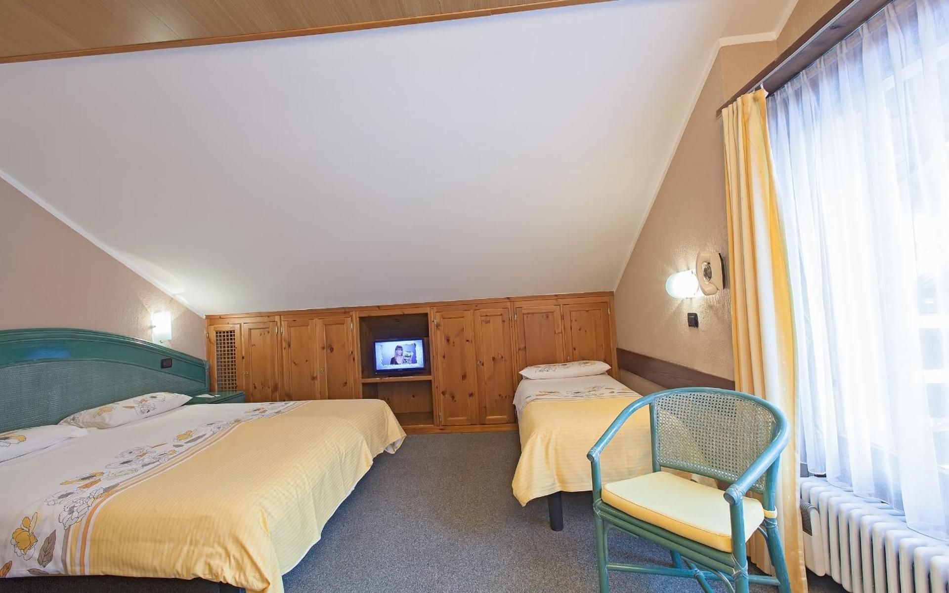 Family Room (2 Adults + 2 Children)