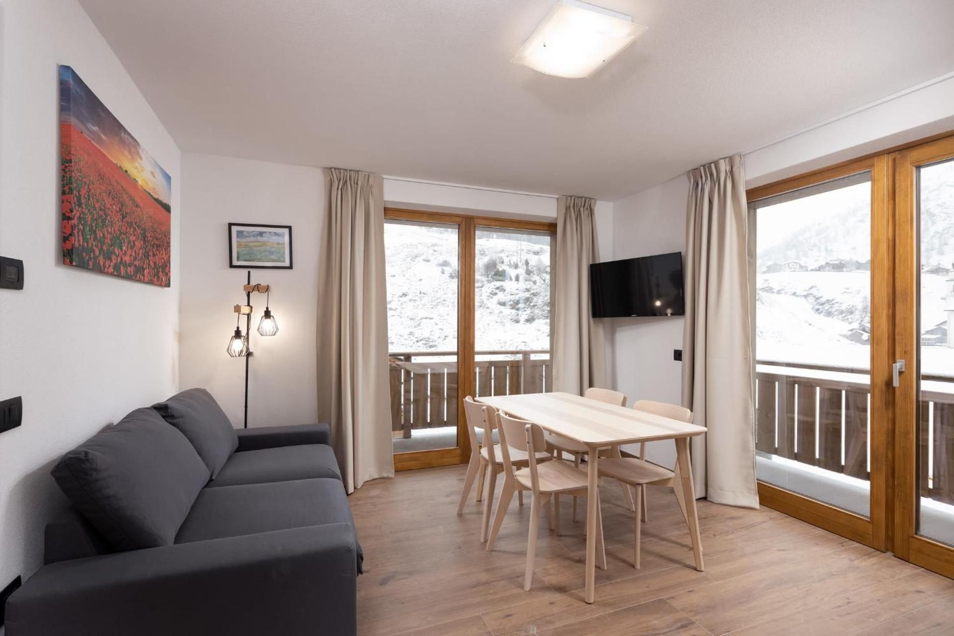 Apartment with Mountain View