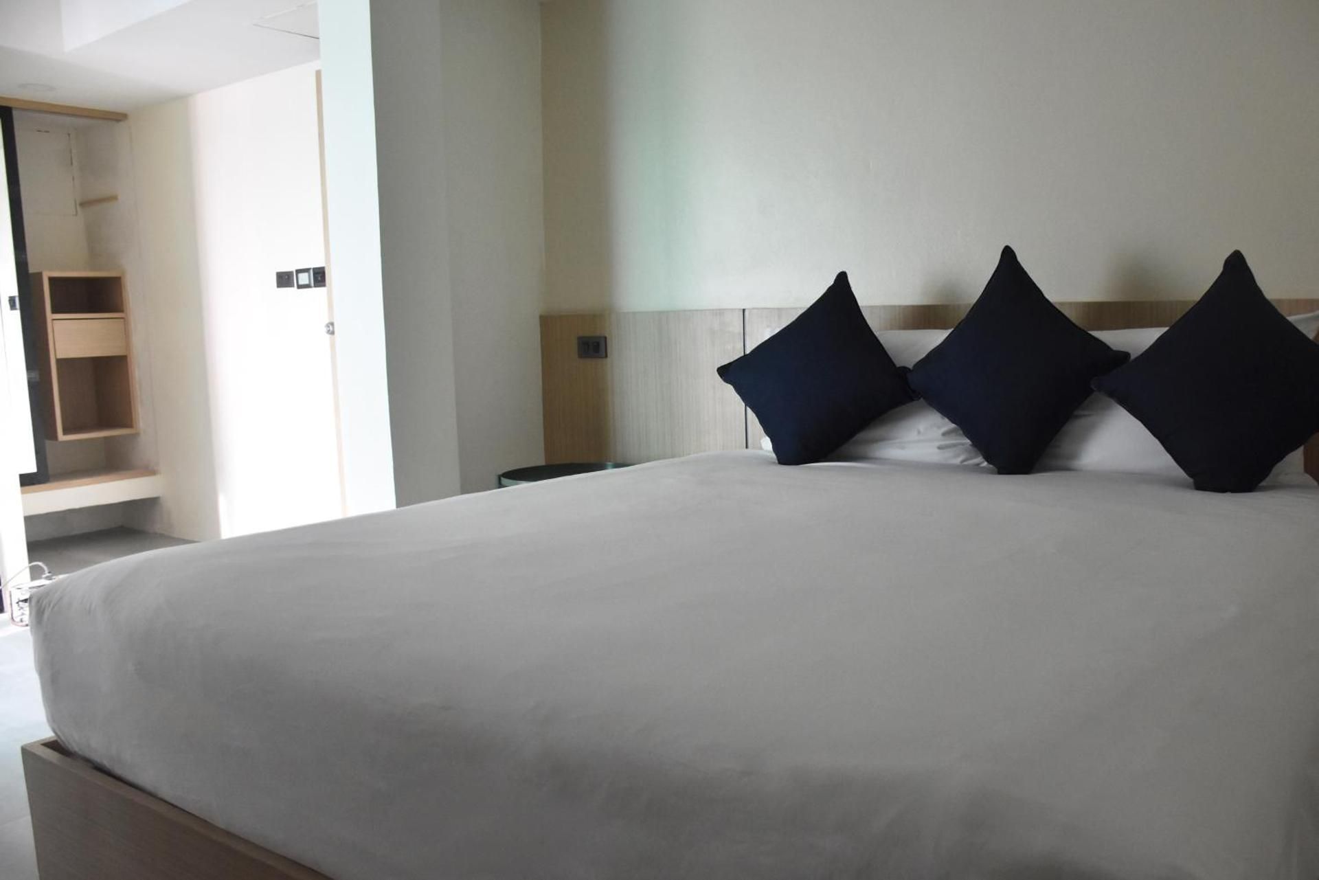 Deluxe Double Room with Side Sea View