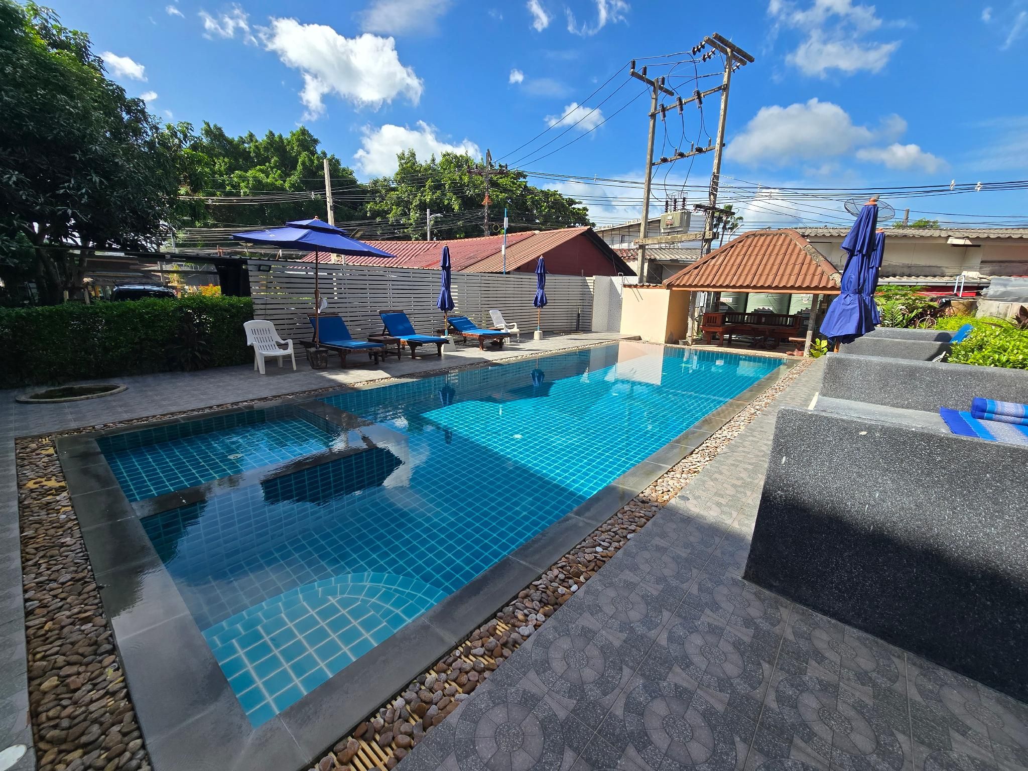 swimming pool [outdoor]