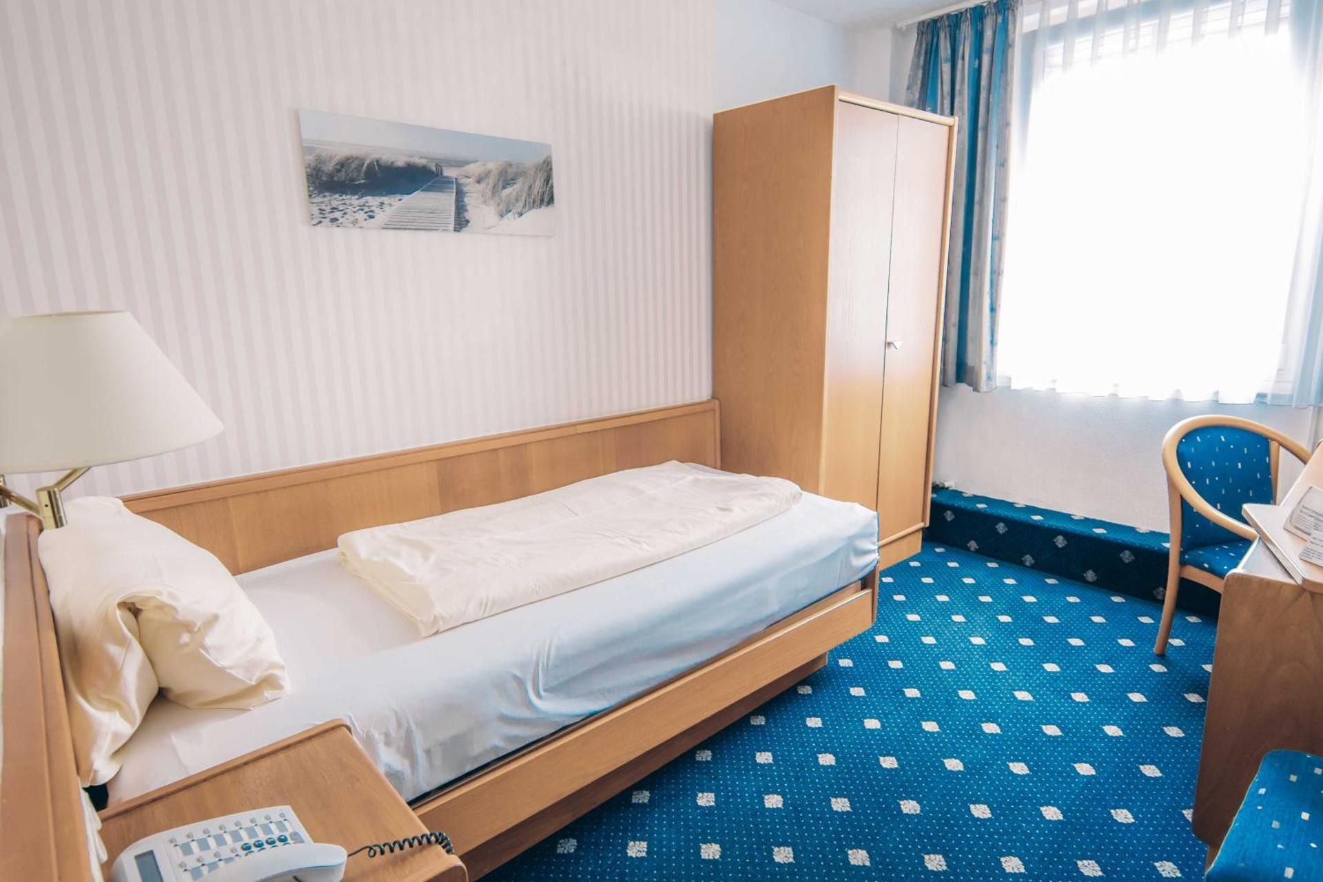 Small Single Room - Street side