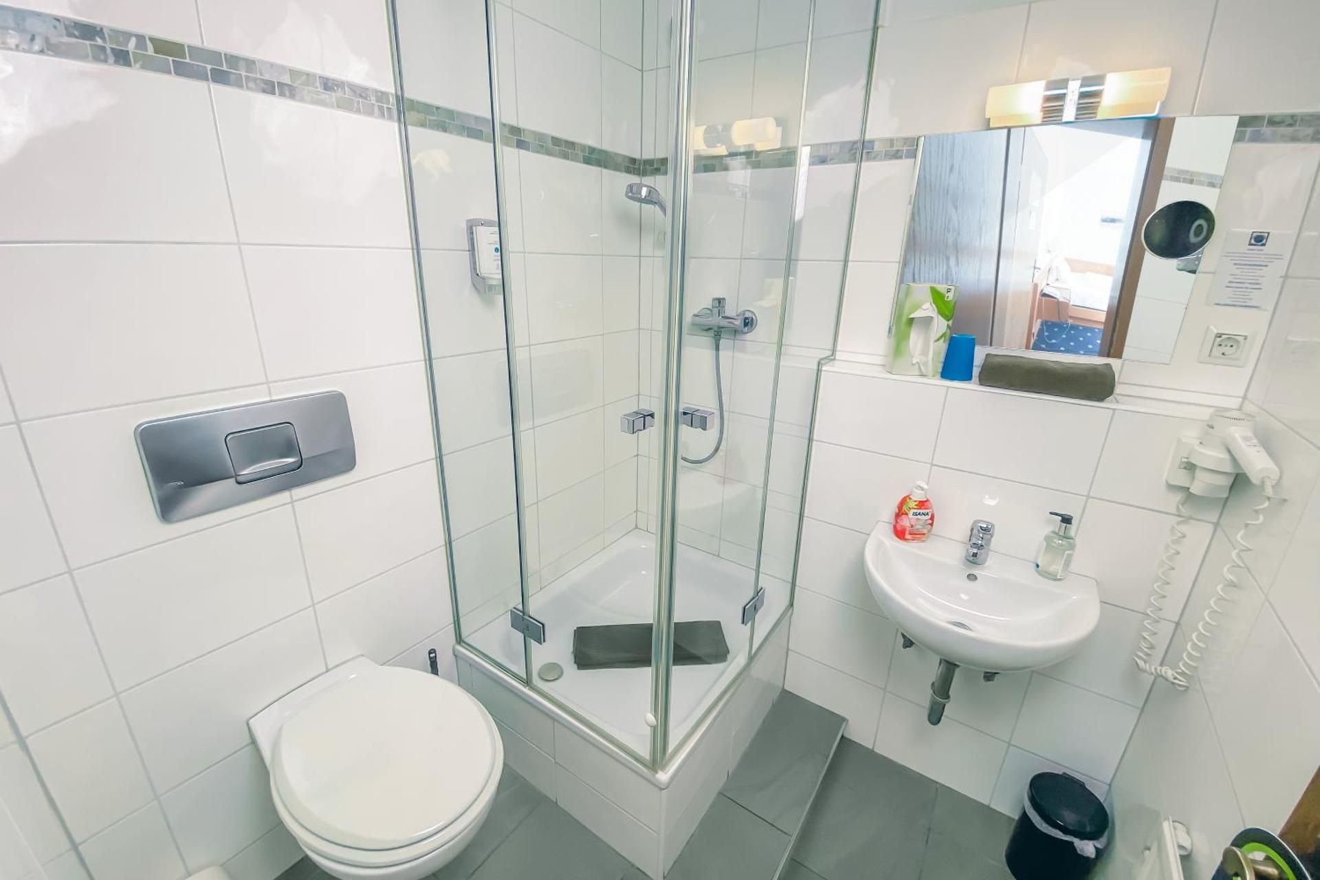 Small Single Room - Street side