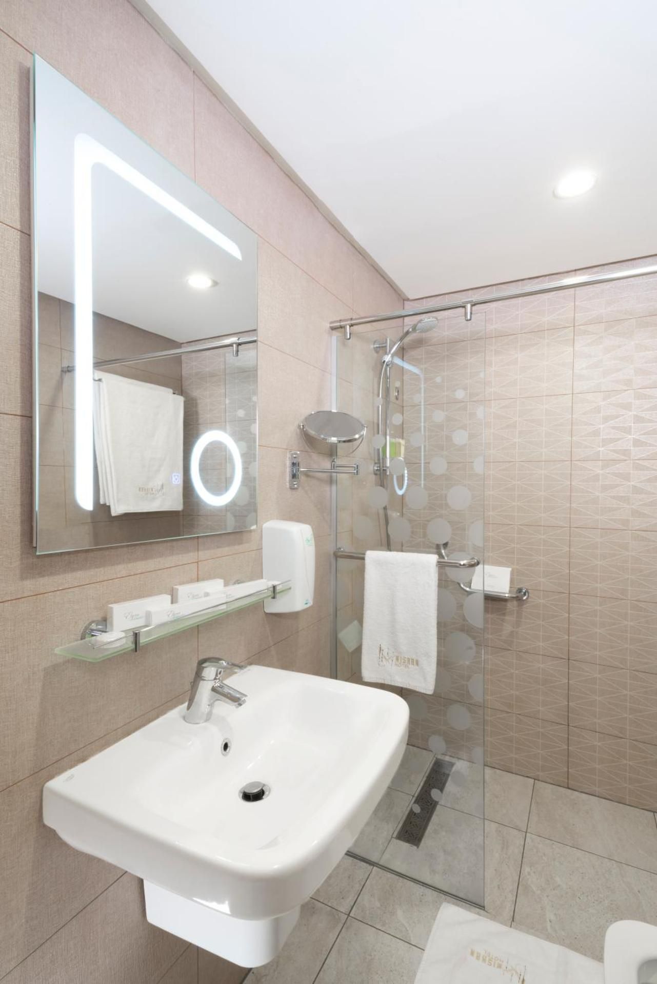 Nishan Hotel Deluxe Double Room 3