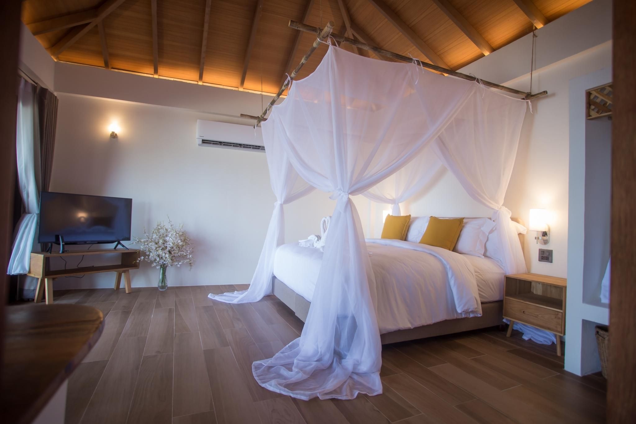 Honeymoon Suite with Indoor Jacuzzi